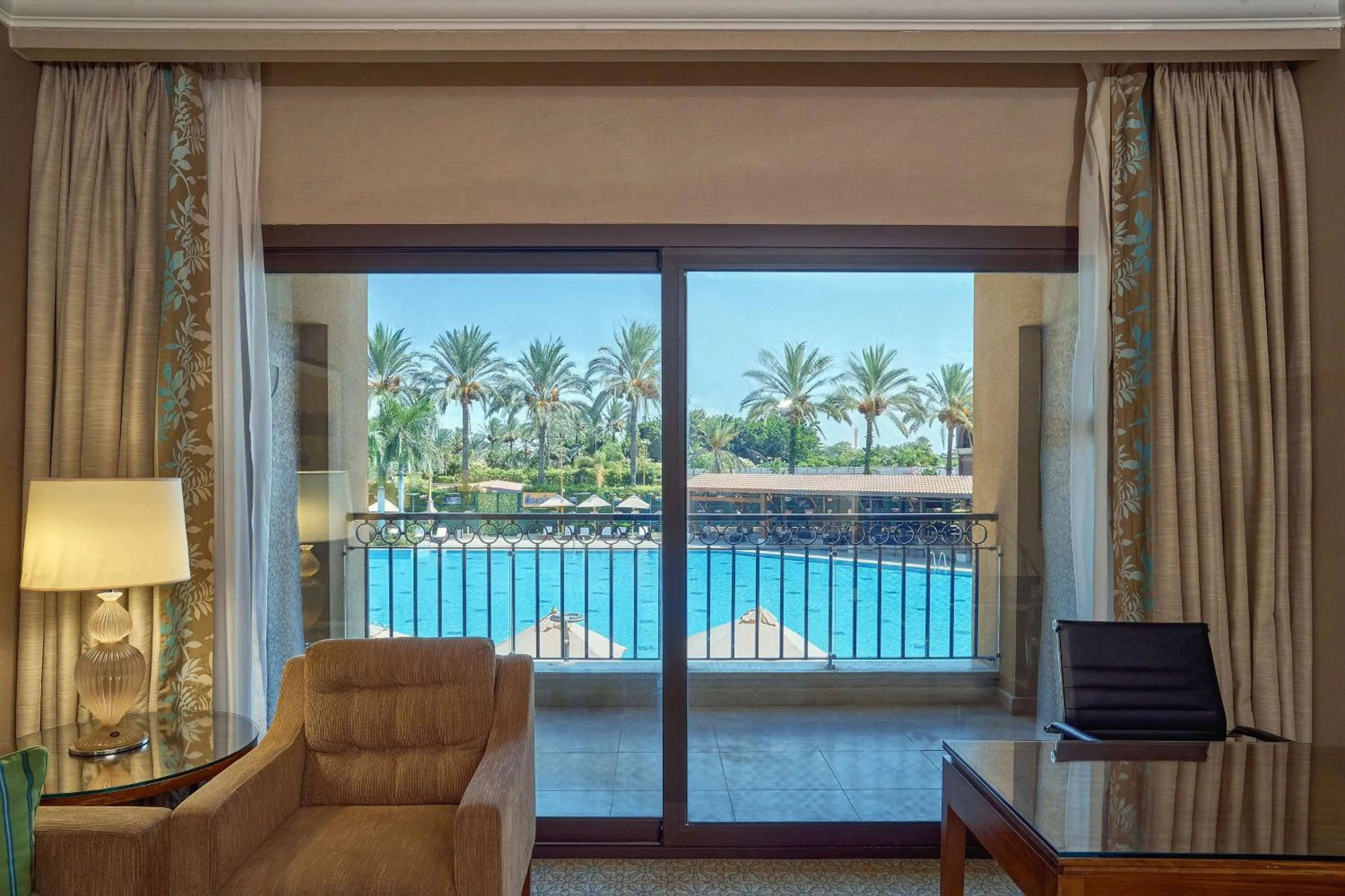 Living room in Hilton Alexandria King's Ranch Hotel
