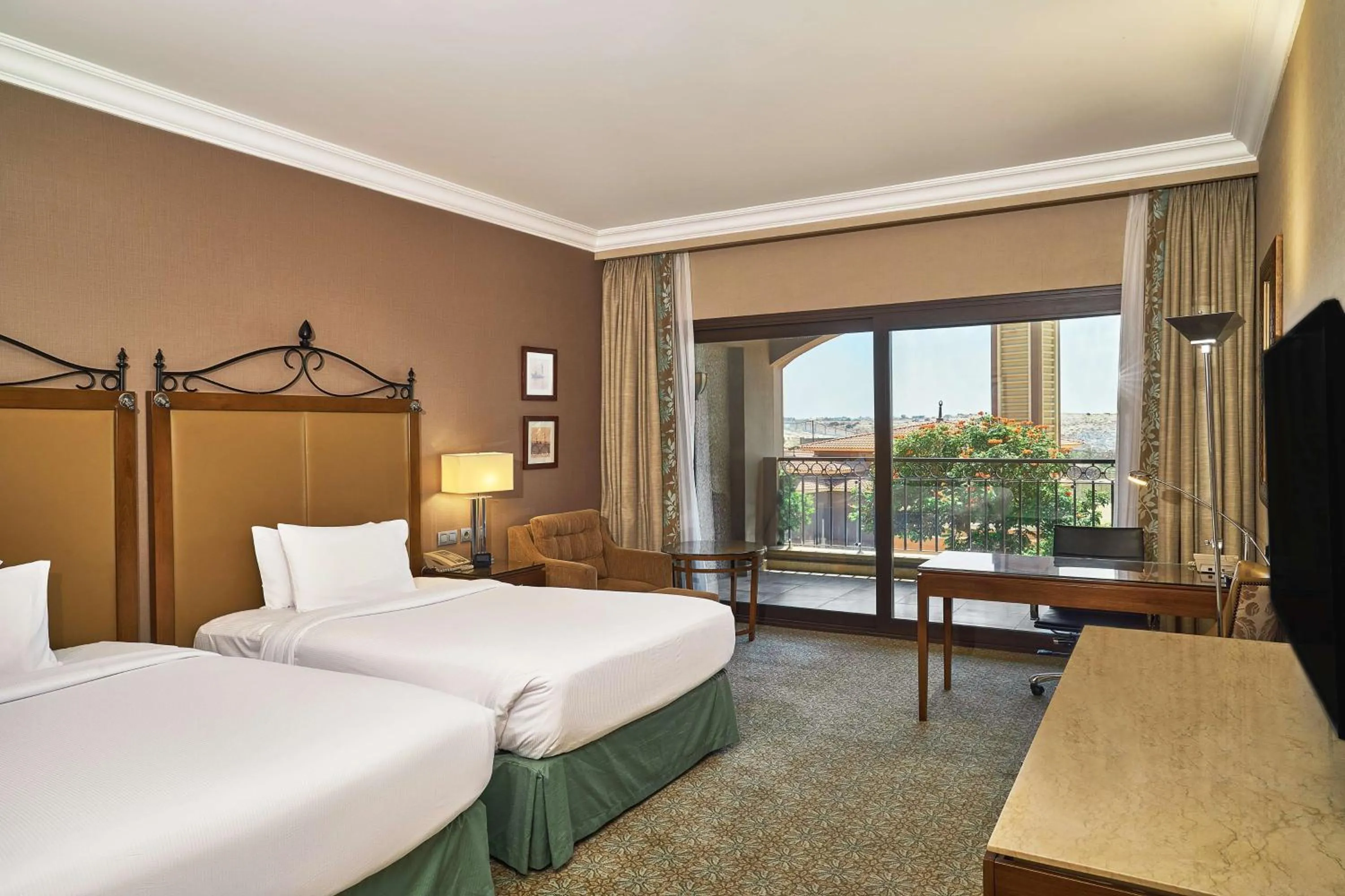 View (from property/room), Bed in Hilton Alexandria King's Ranch Hotel