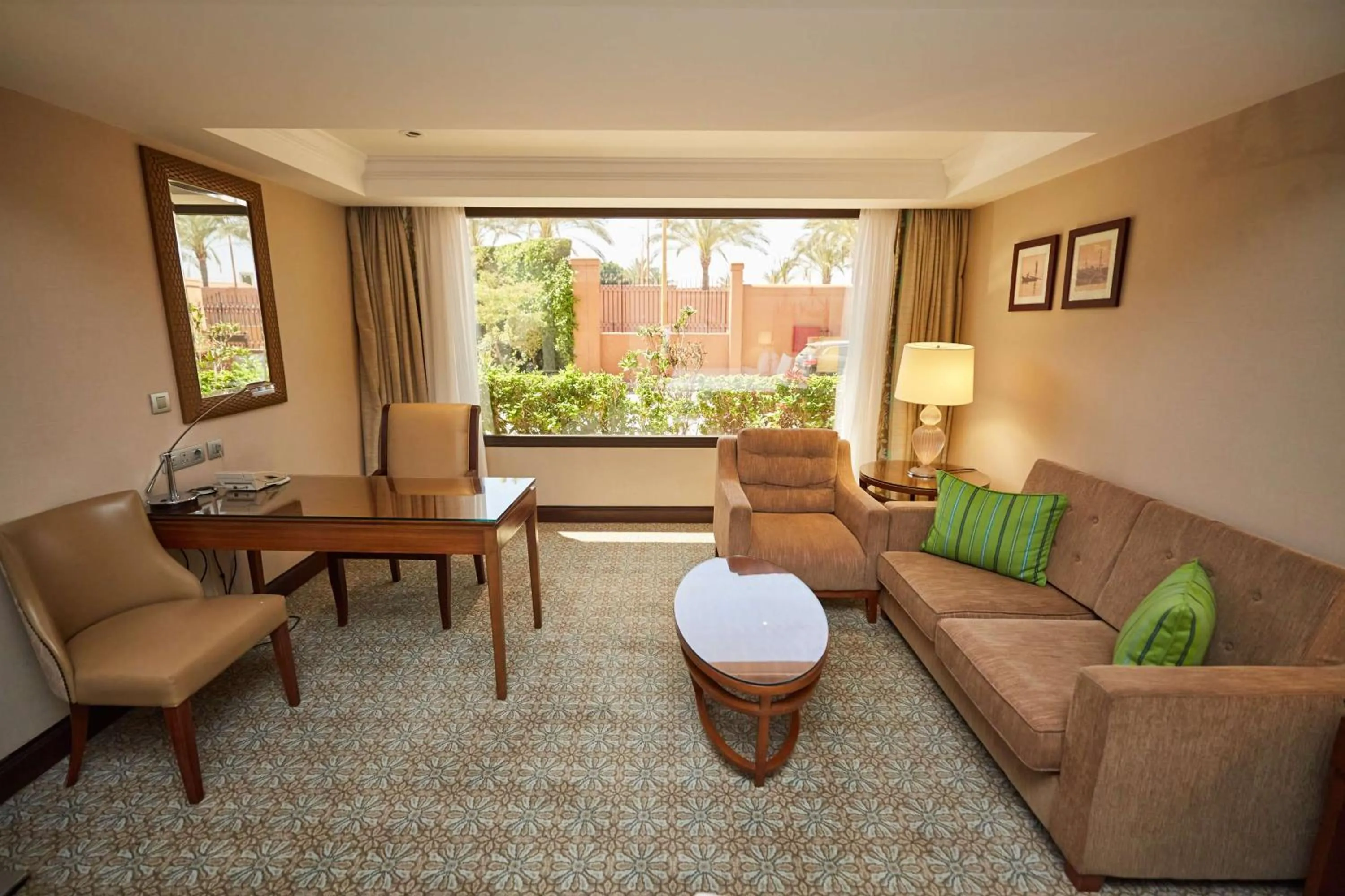 Bedroom in Hilton Alexandria King's Ranch Hotel