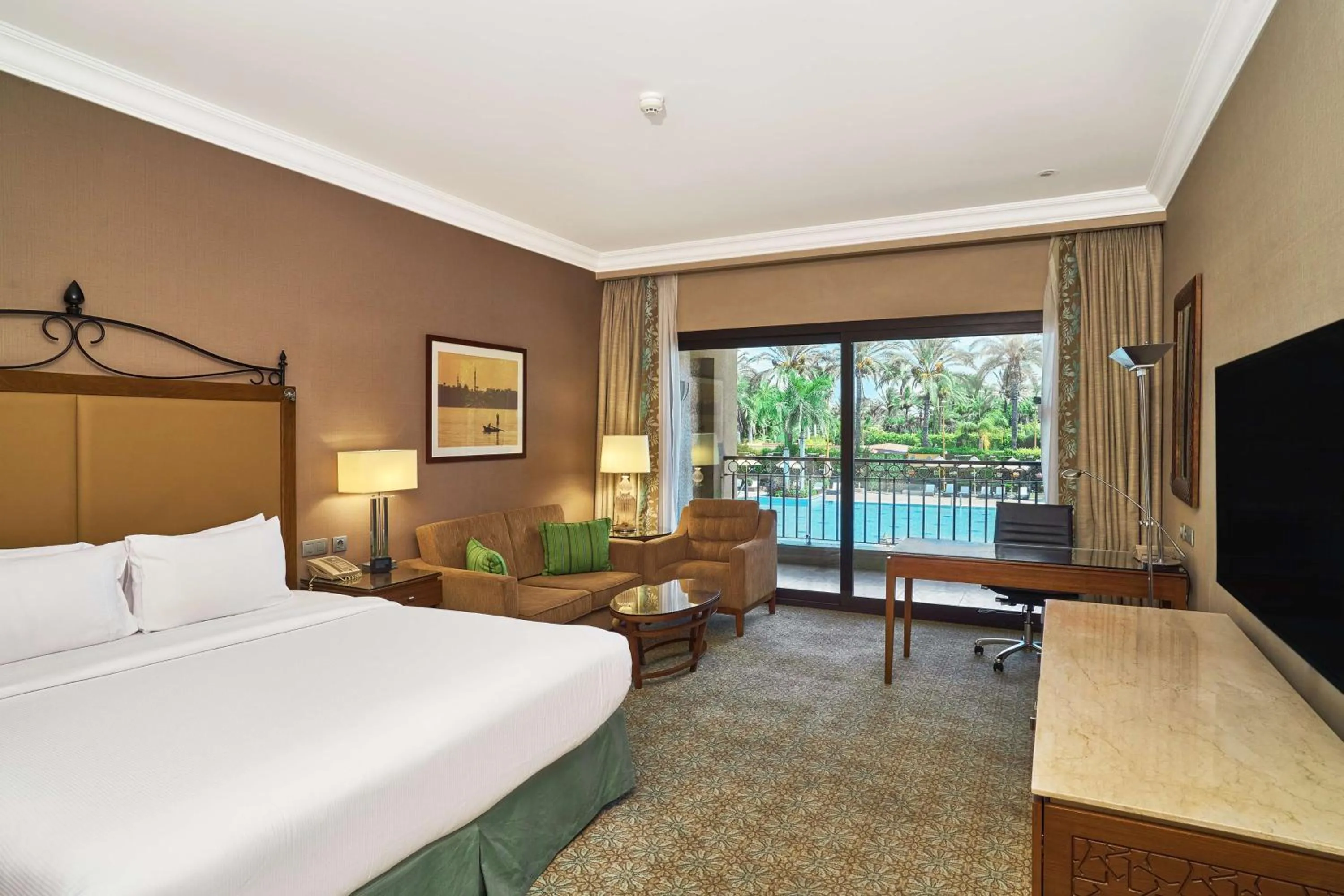 View (from property/room), Bed in Hilton Alexandria King's Ranch Hotel