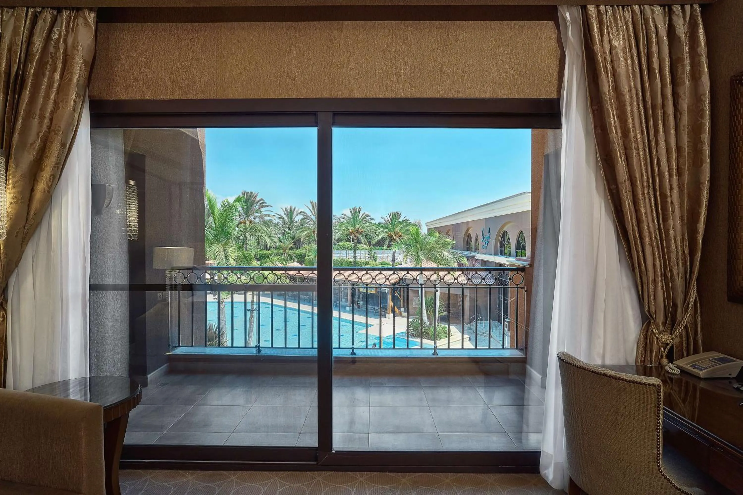 Living room in Hilton Alexandria King's Ranch Hotel