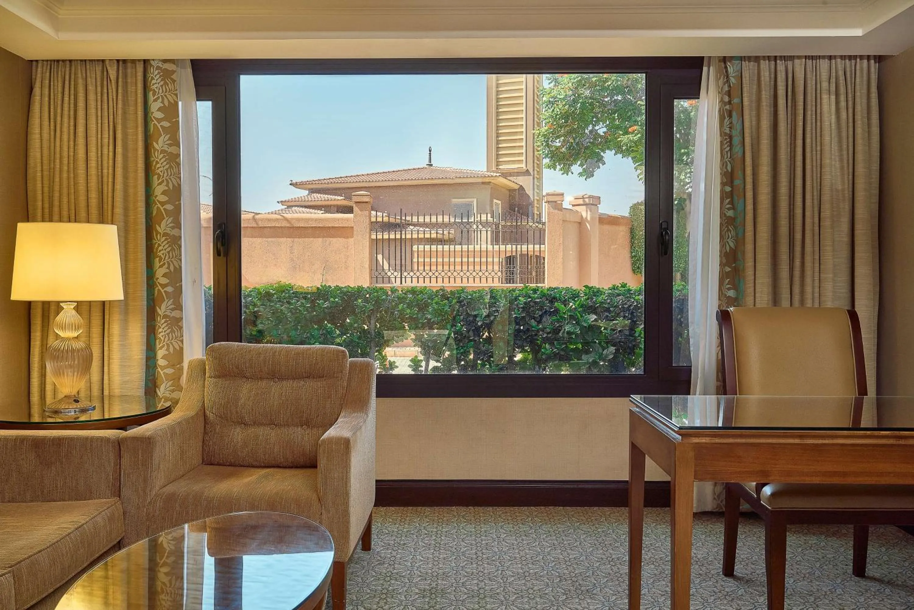 Living room in Hilton Alexandria King's Ranch Hotel