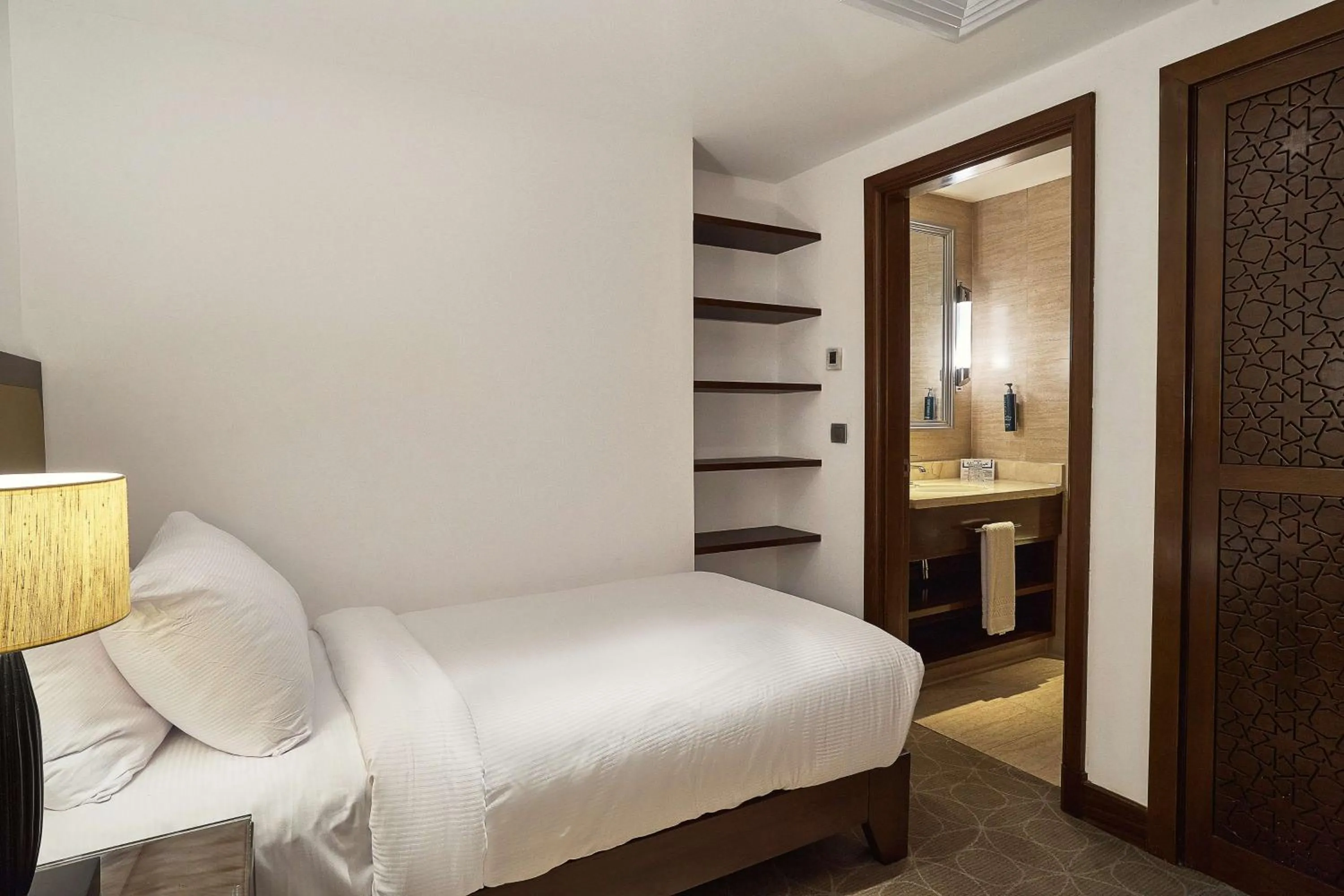 Bed in Hilton Alexandria King's Ranch Hotel