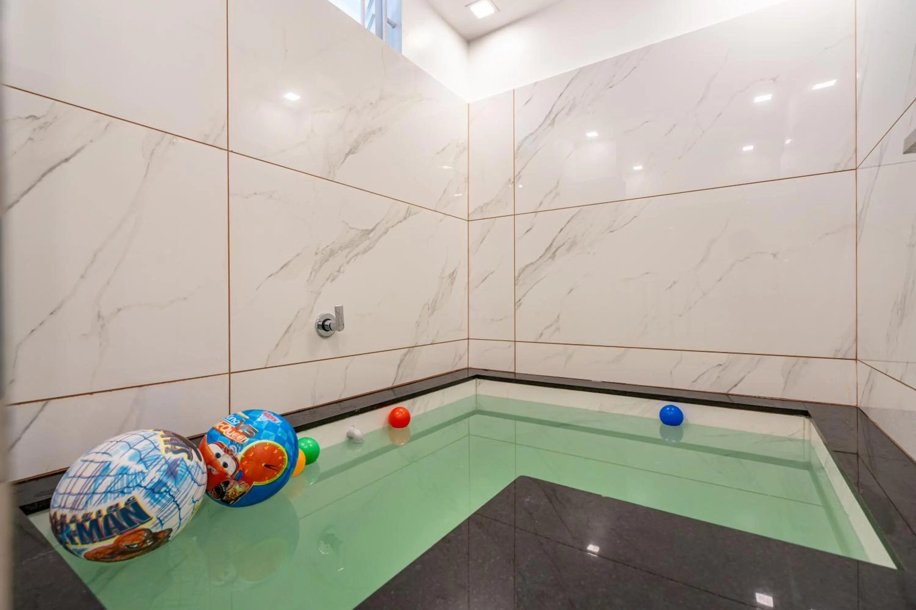 Bathroom in Cochin Airport Hotel