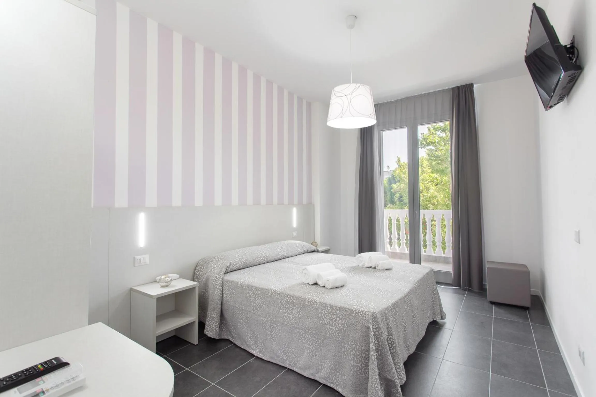 Photo of the whole room, Bed in Hotel Star