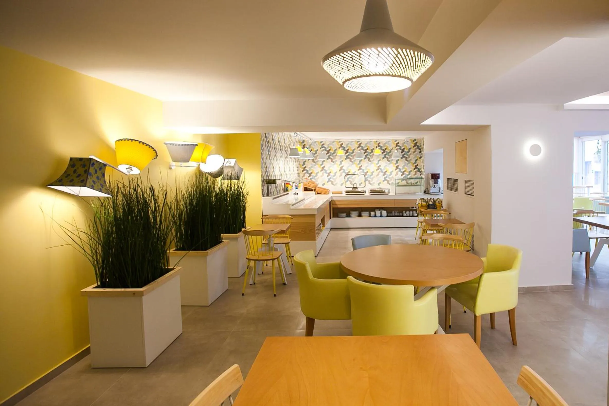 Restaurant/places to eat in Frini Hotel