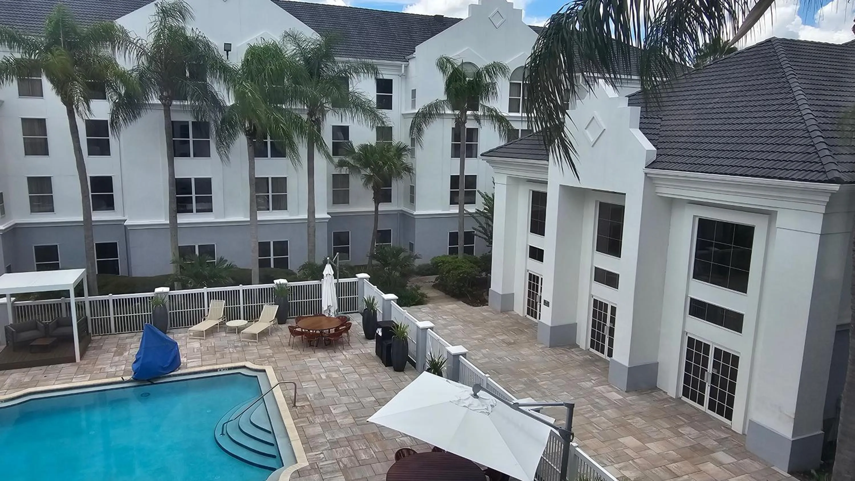 Swimming pool in Montreal Suites Orlando