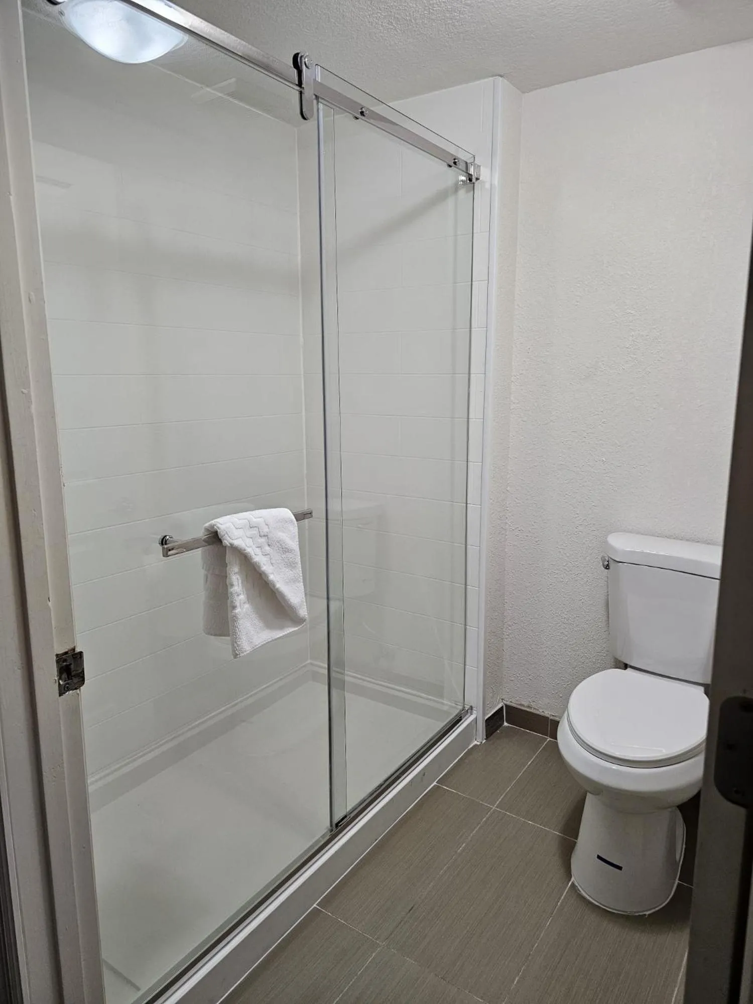 Shower in Montreal Suites Orlando