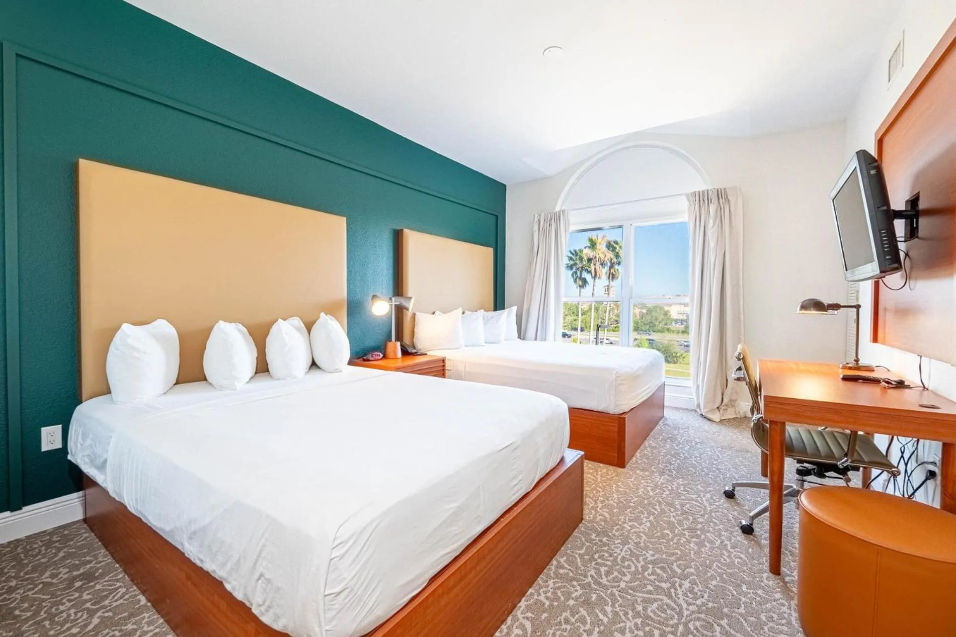 TV and multimedia, Bed in Montreal Suites Orlando