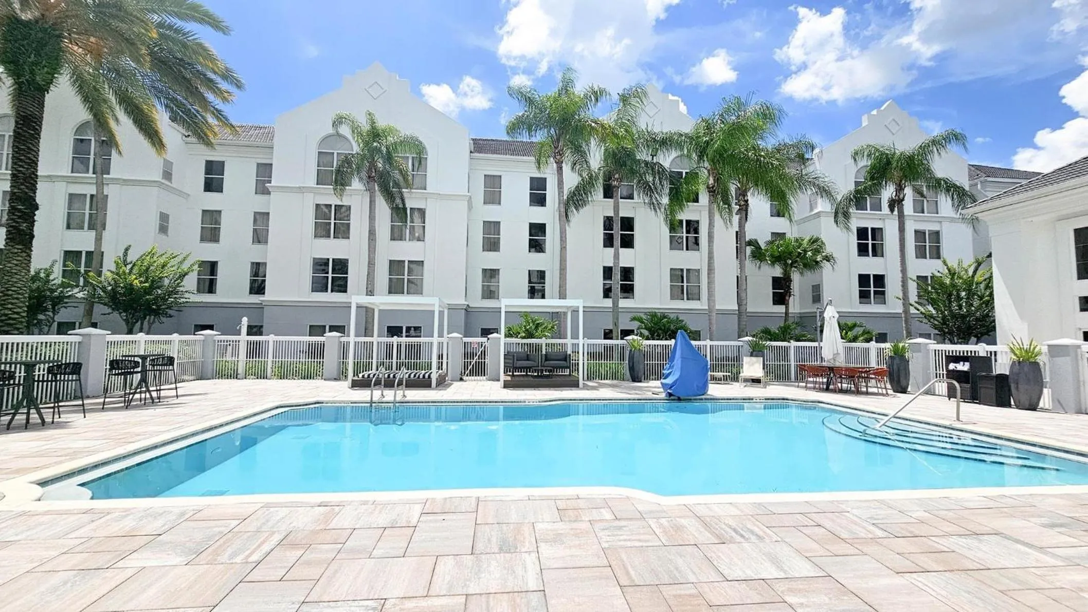 Swimming pool in Montreal Suites Orlando