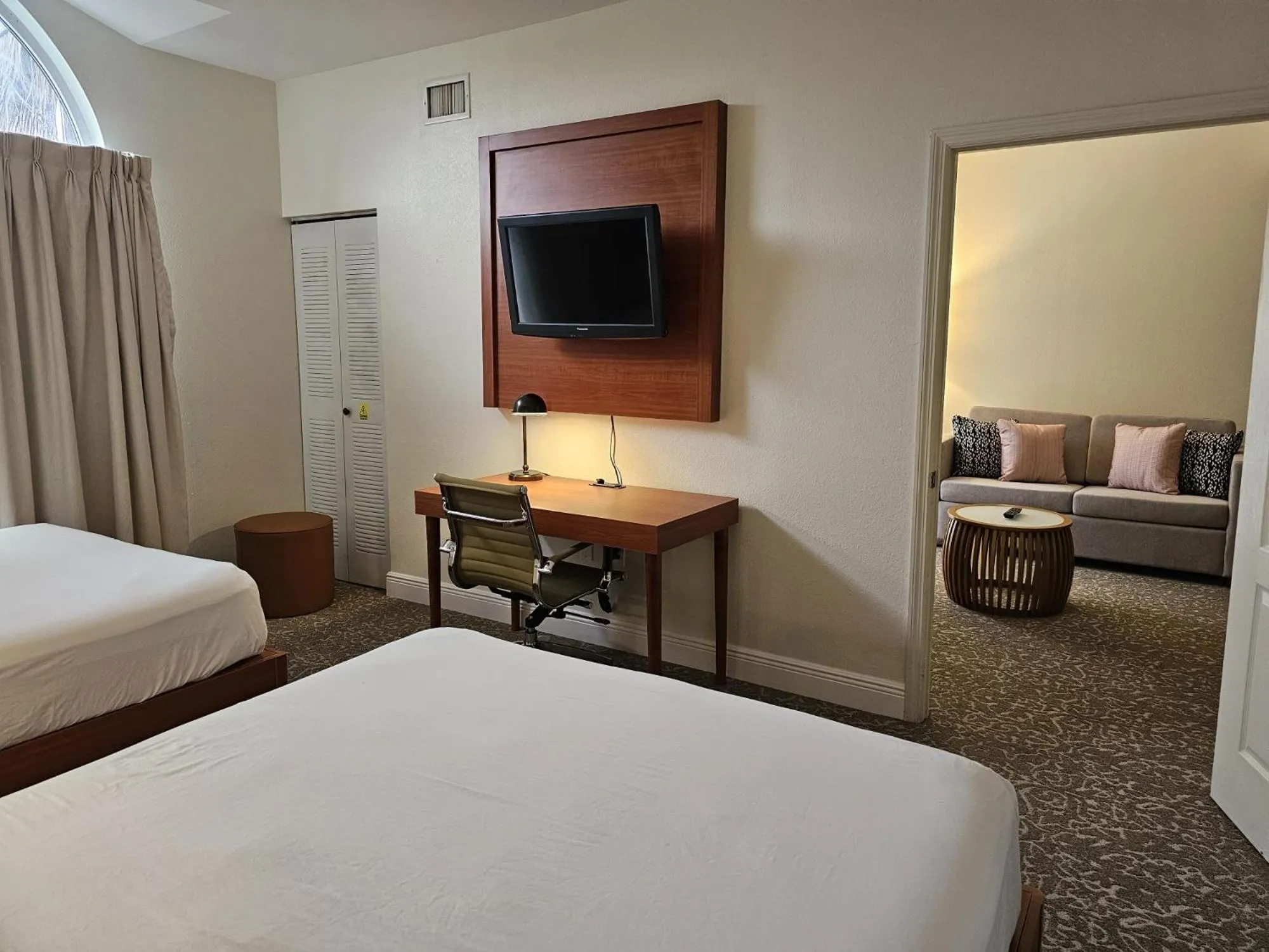 TV and multimedia, Bed in Montreal Suites Orlando