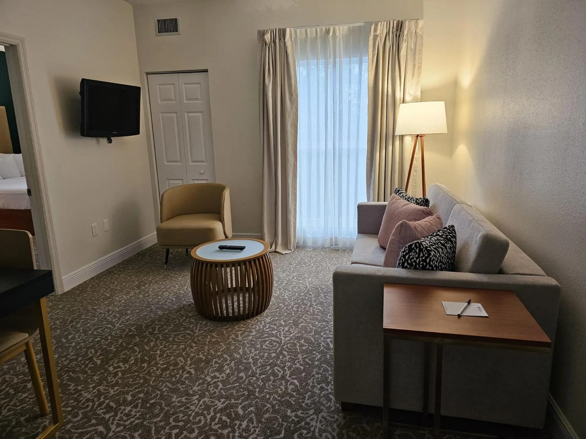 Living room, Bed in Montreal Suites Orlando