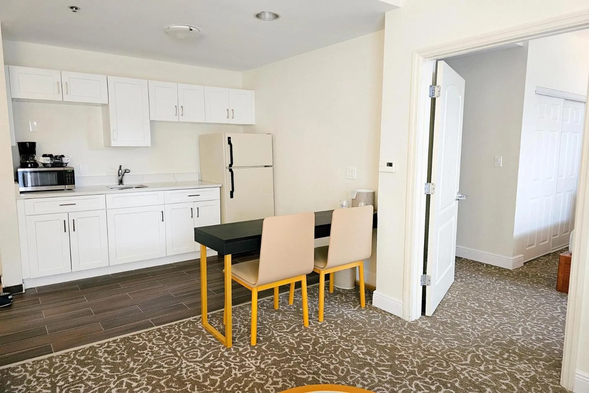 Dining area in Montreal Suites Orlando