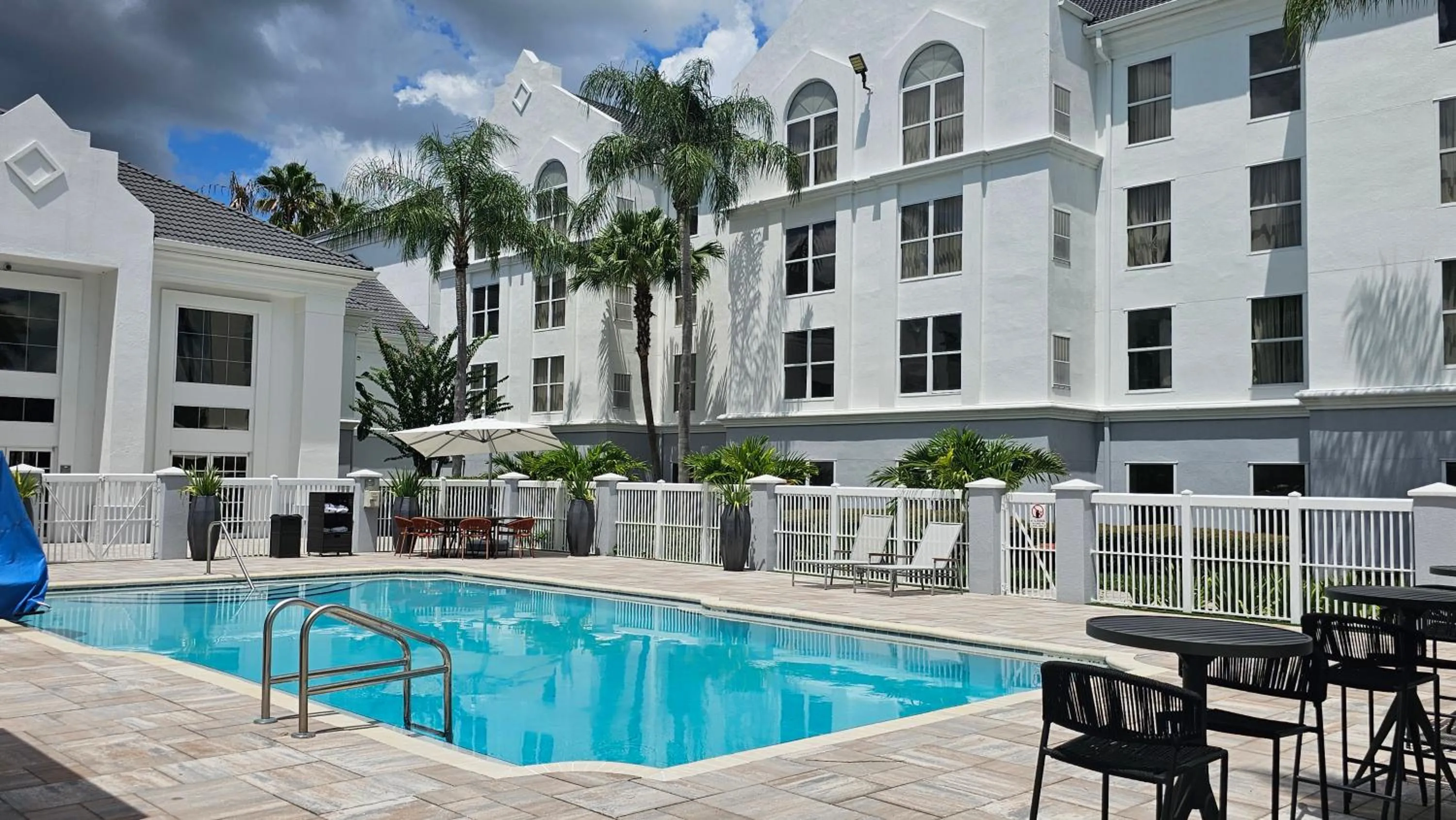 Swimming pool in Montreal Suites Orlando