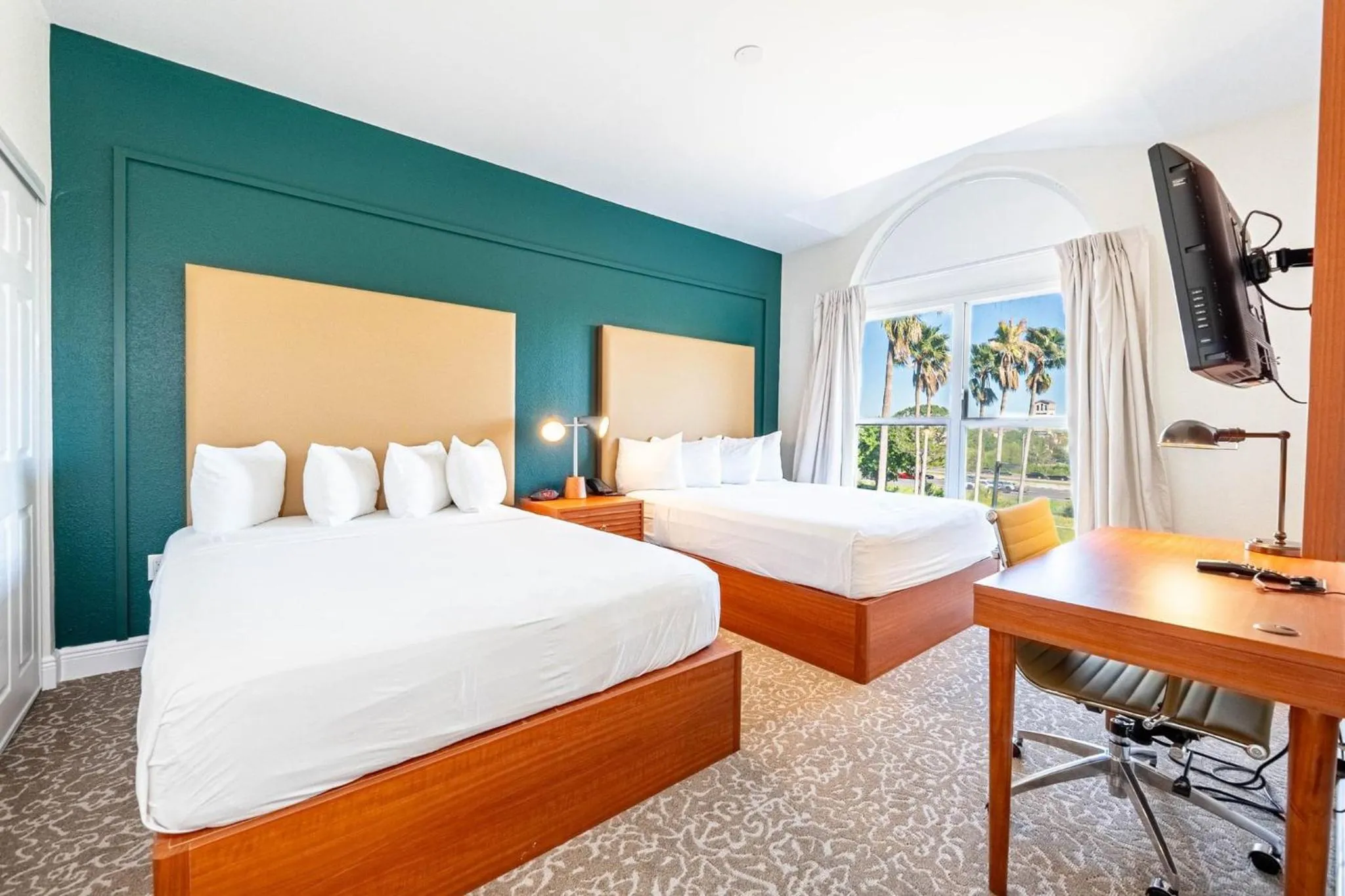 Photo of the whole room, Bed in Montreal Suites Orlando