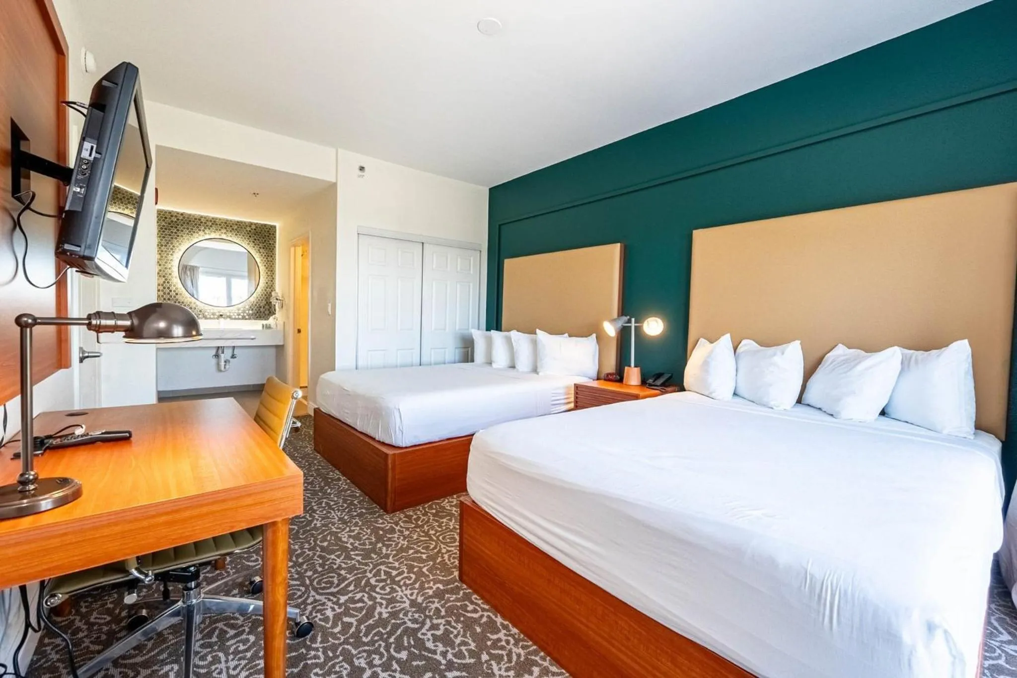 Photo of the whole room, Bed in Montreal Suites Orlando