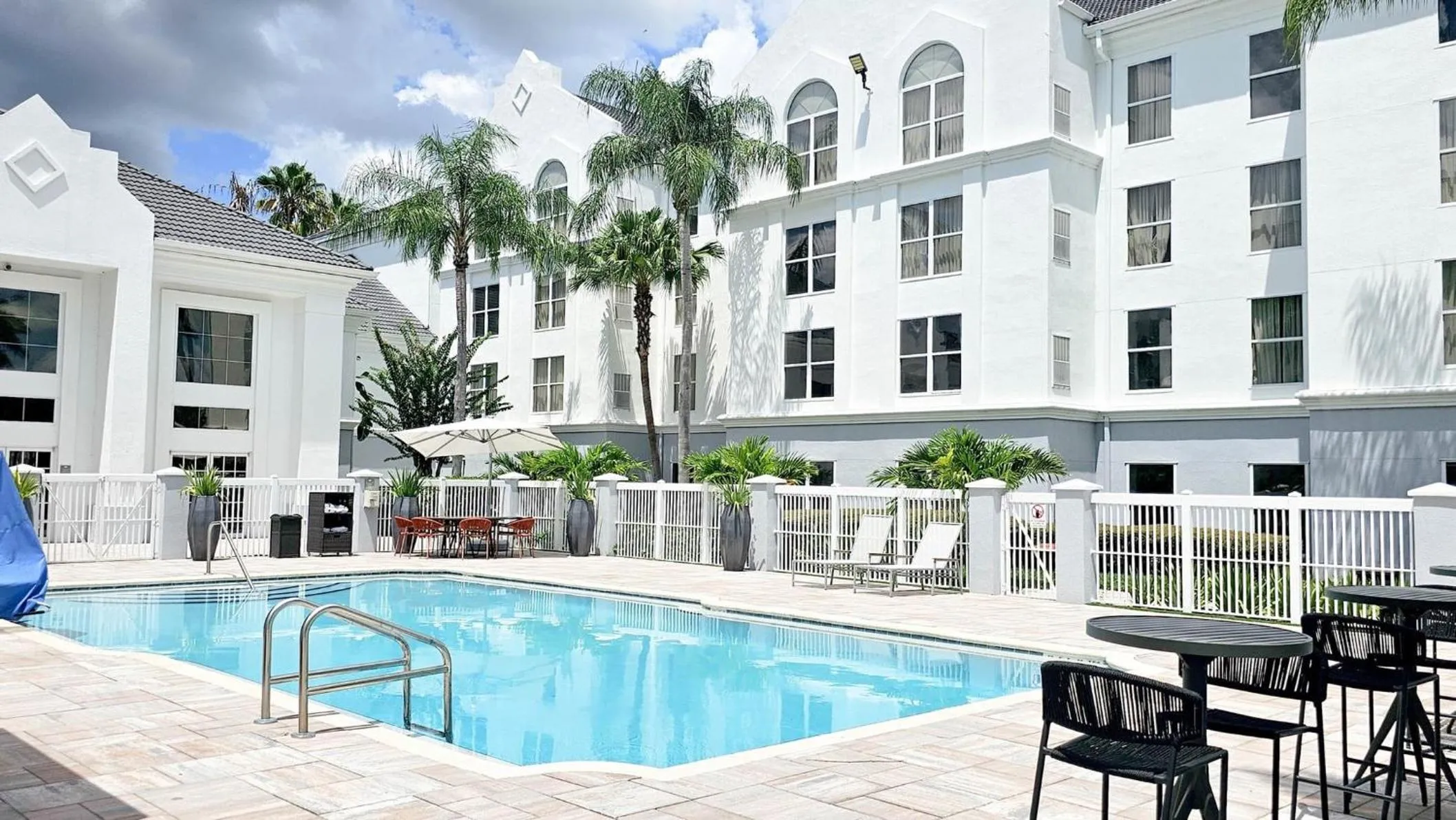 Swimming pool in Montreal Suites Orlando