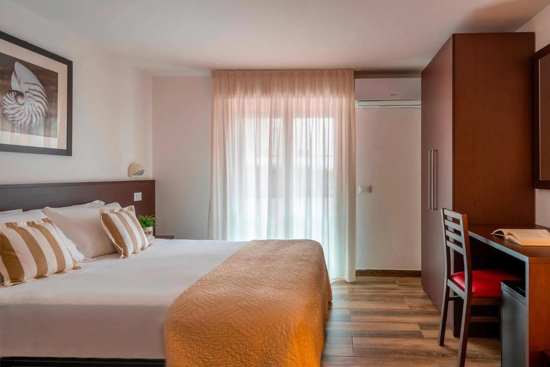 Bedroom, Bed in Hotel Carmen