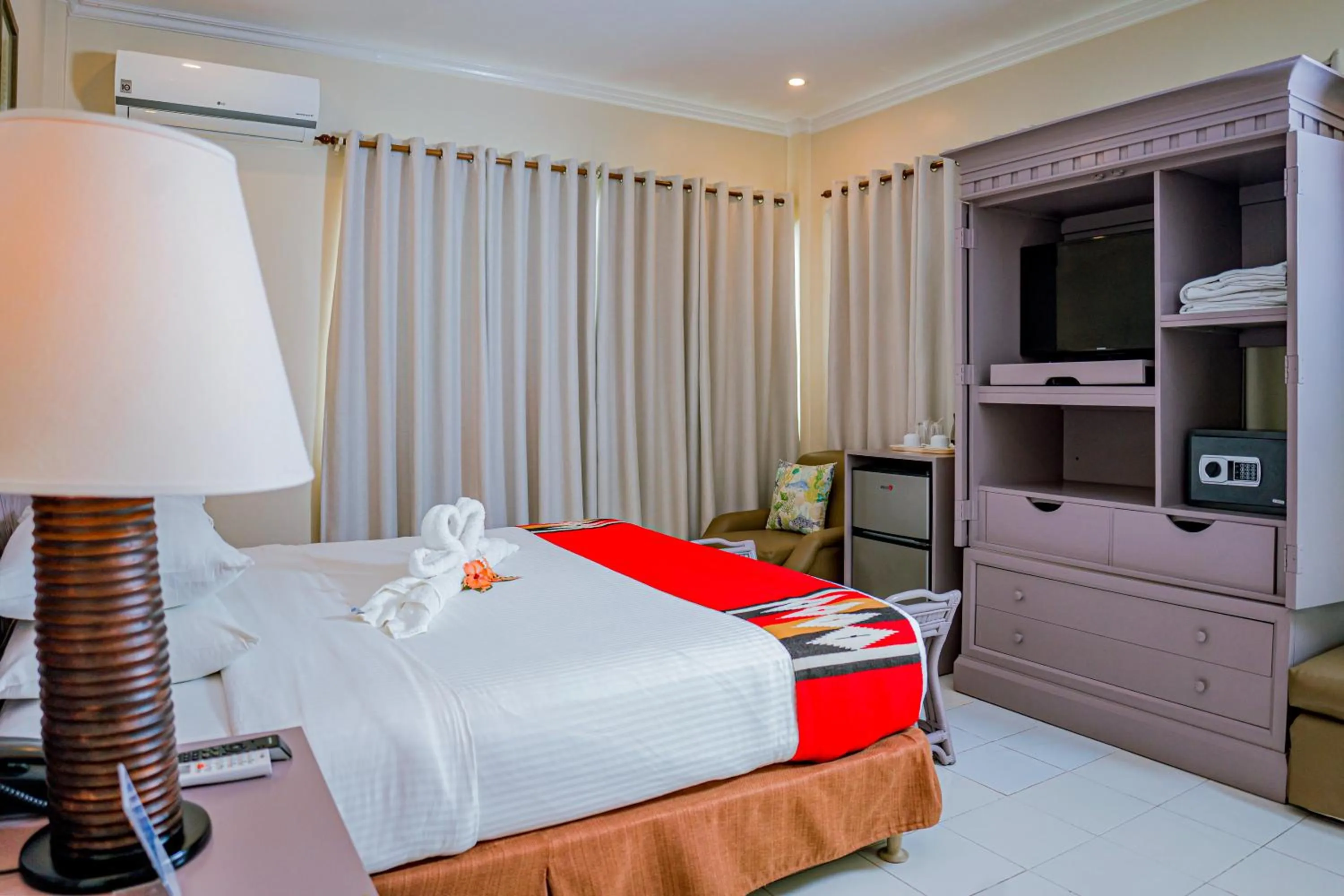 TV and multimedia, Bed in Paras Beach Resort - Camiguin