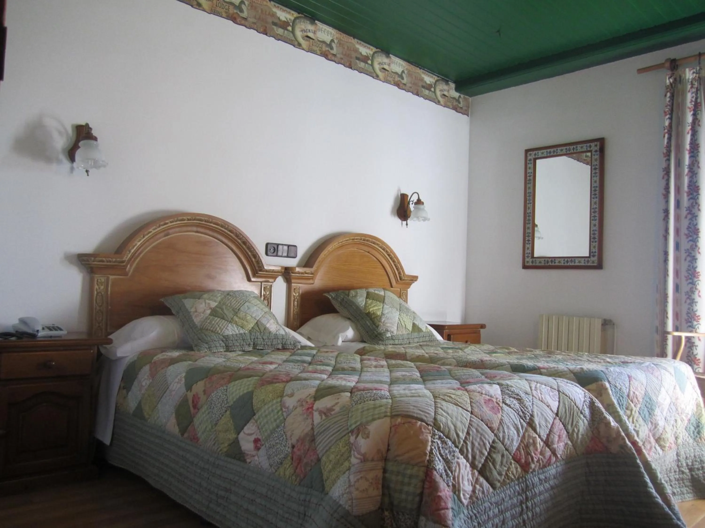 Decorative detail, Bed in San Marsial Benasque Apart Hotel