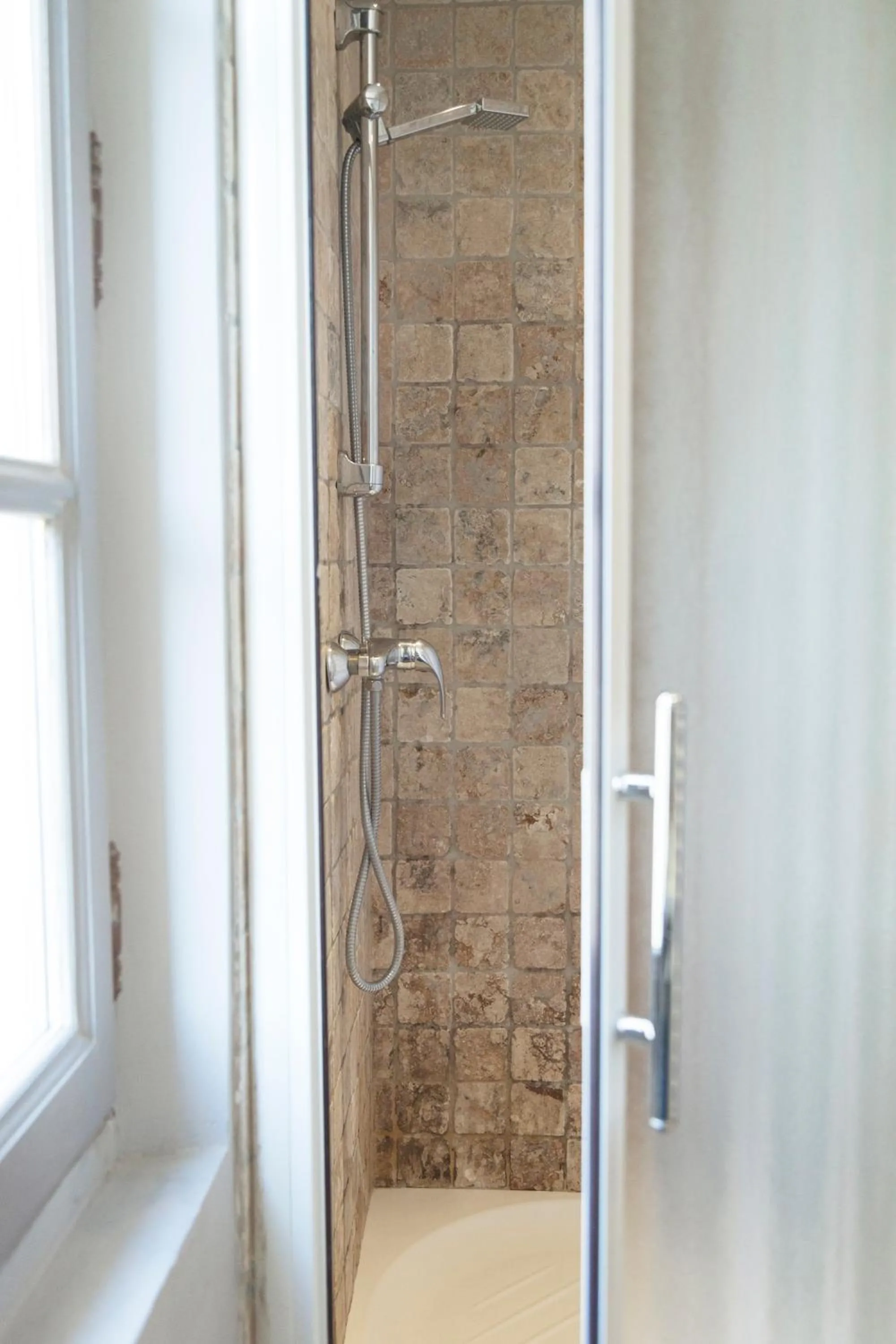 Shower in Appartements "La Chambre D'Ami"