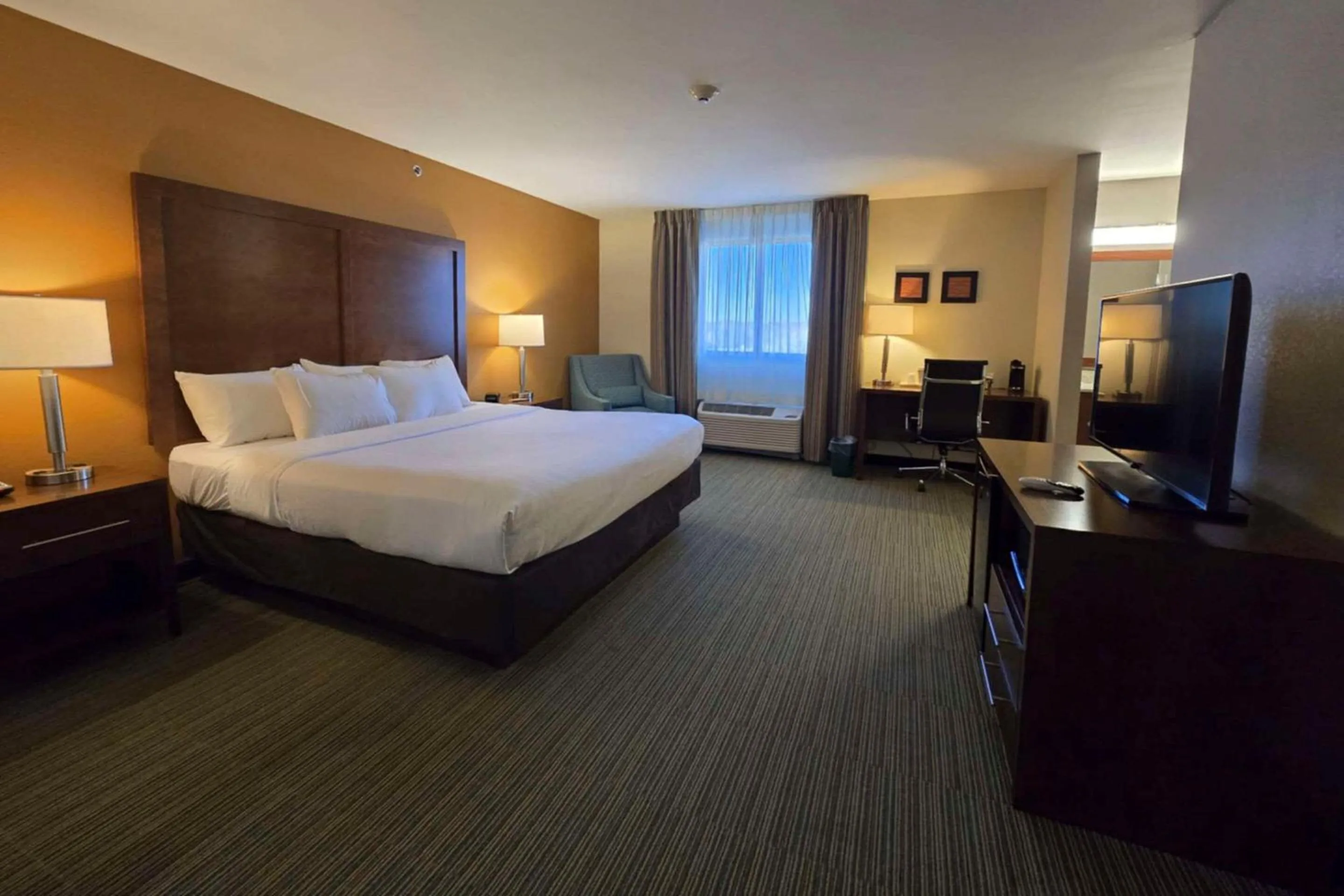 Bedroom, Bed in Comfort Inn Ferdinand