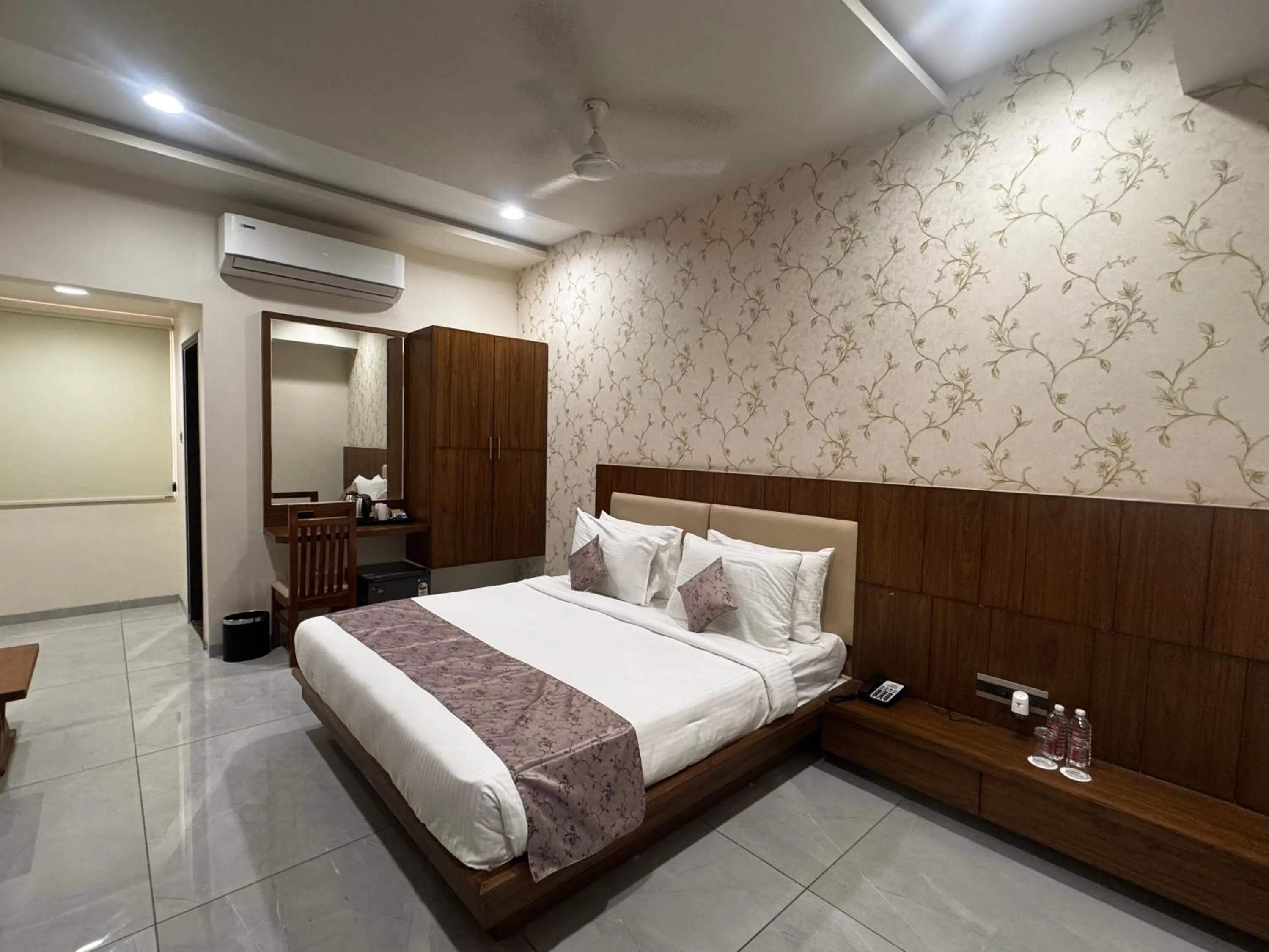 Bed in Pam Premium Hotel Vadodara