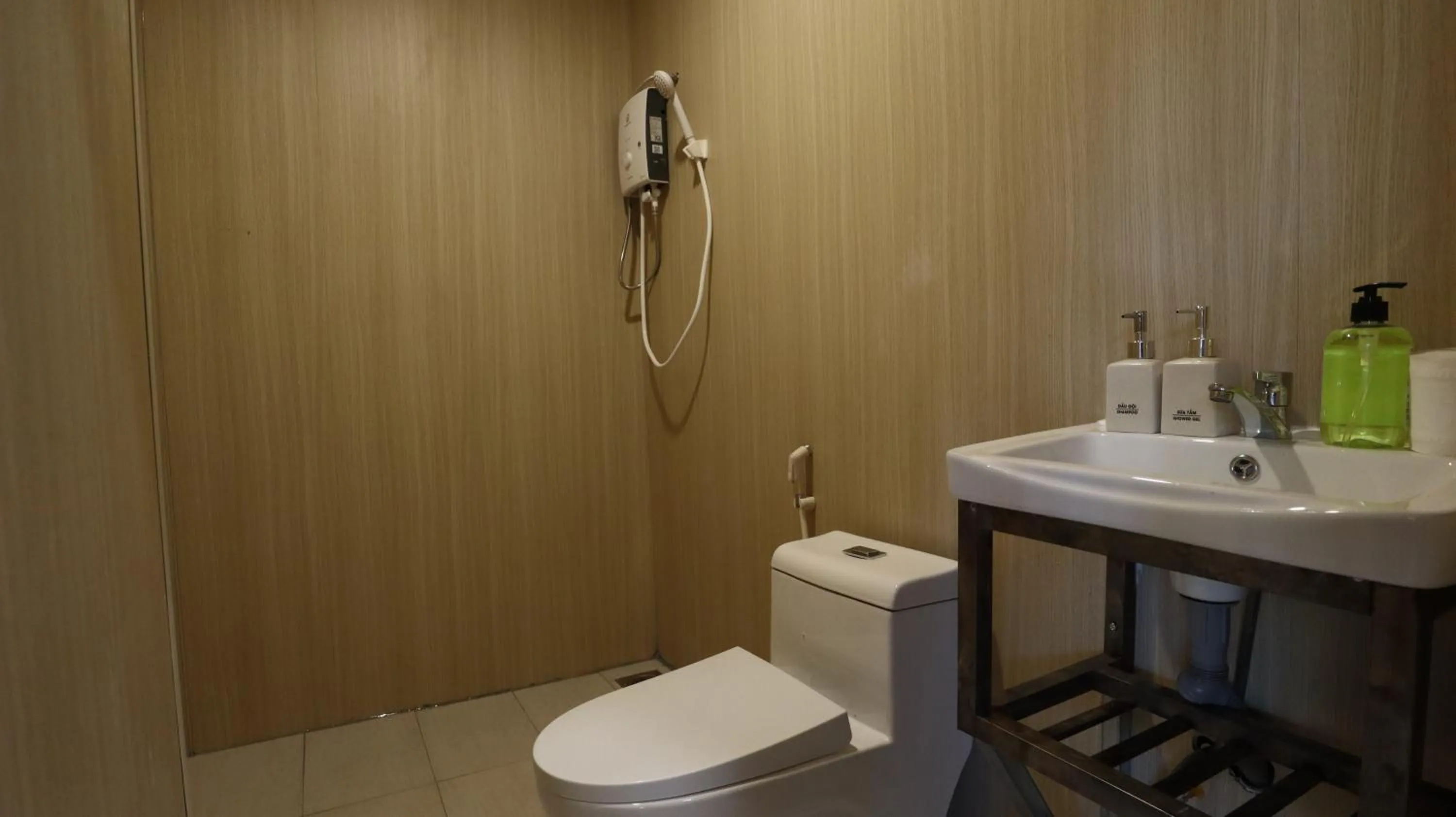 Shower in The 47 House Homestay BMT