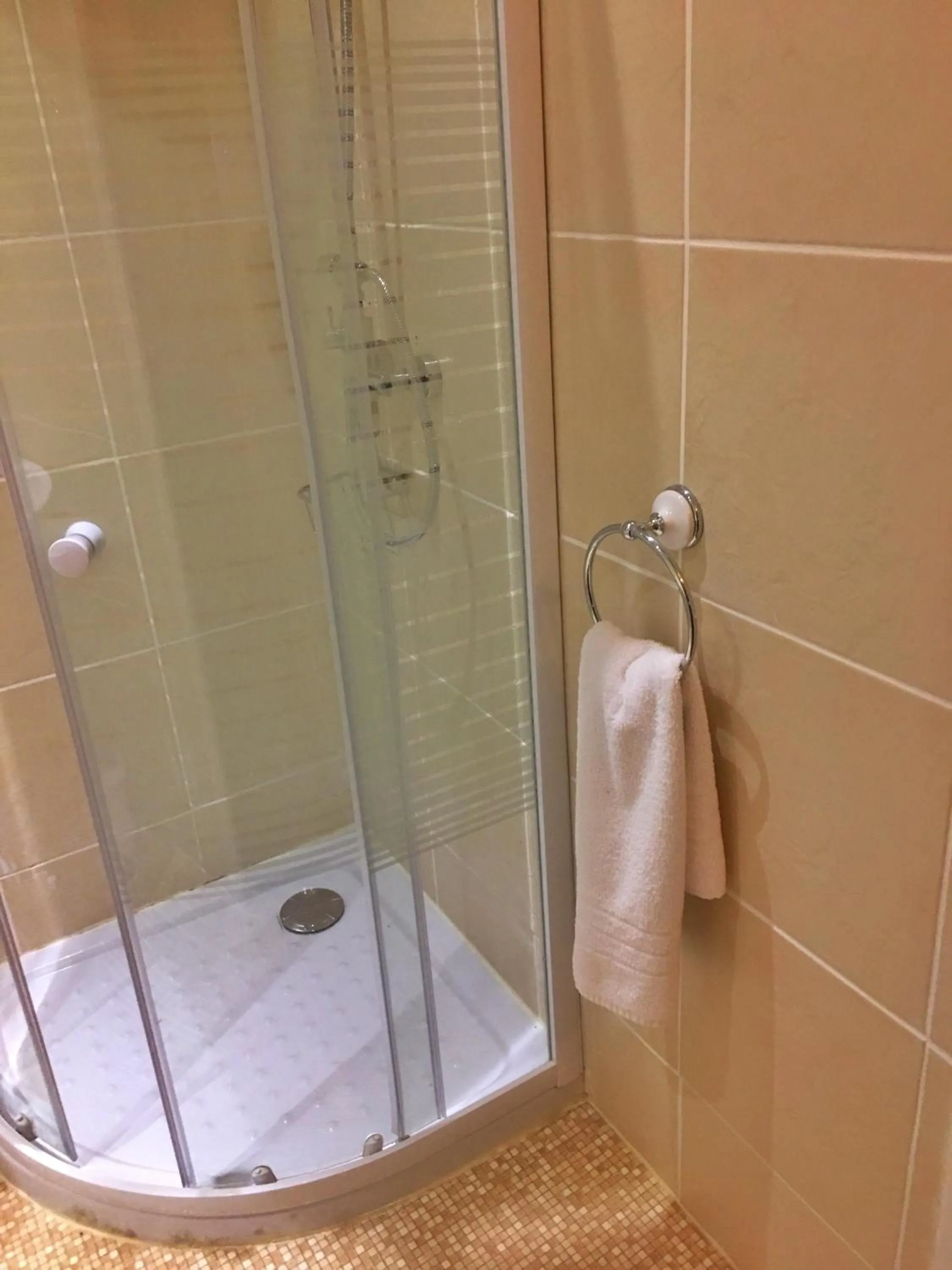 Bathroom in Camelot Seafront Hotel