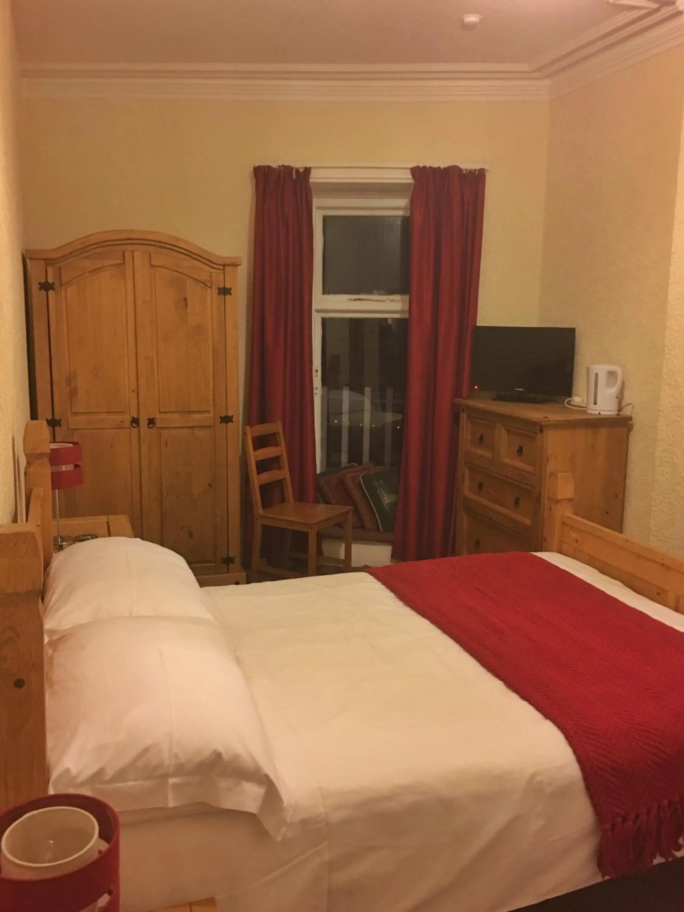 Bedroom, Bed in Camelot Seafront Hotel