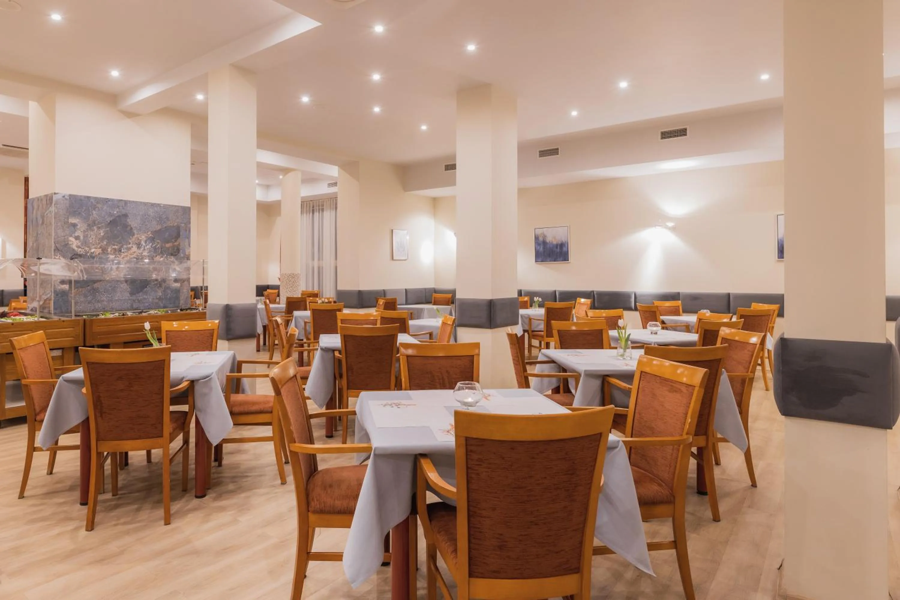 Restaurant/places to eat in H Villa Herkules