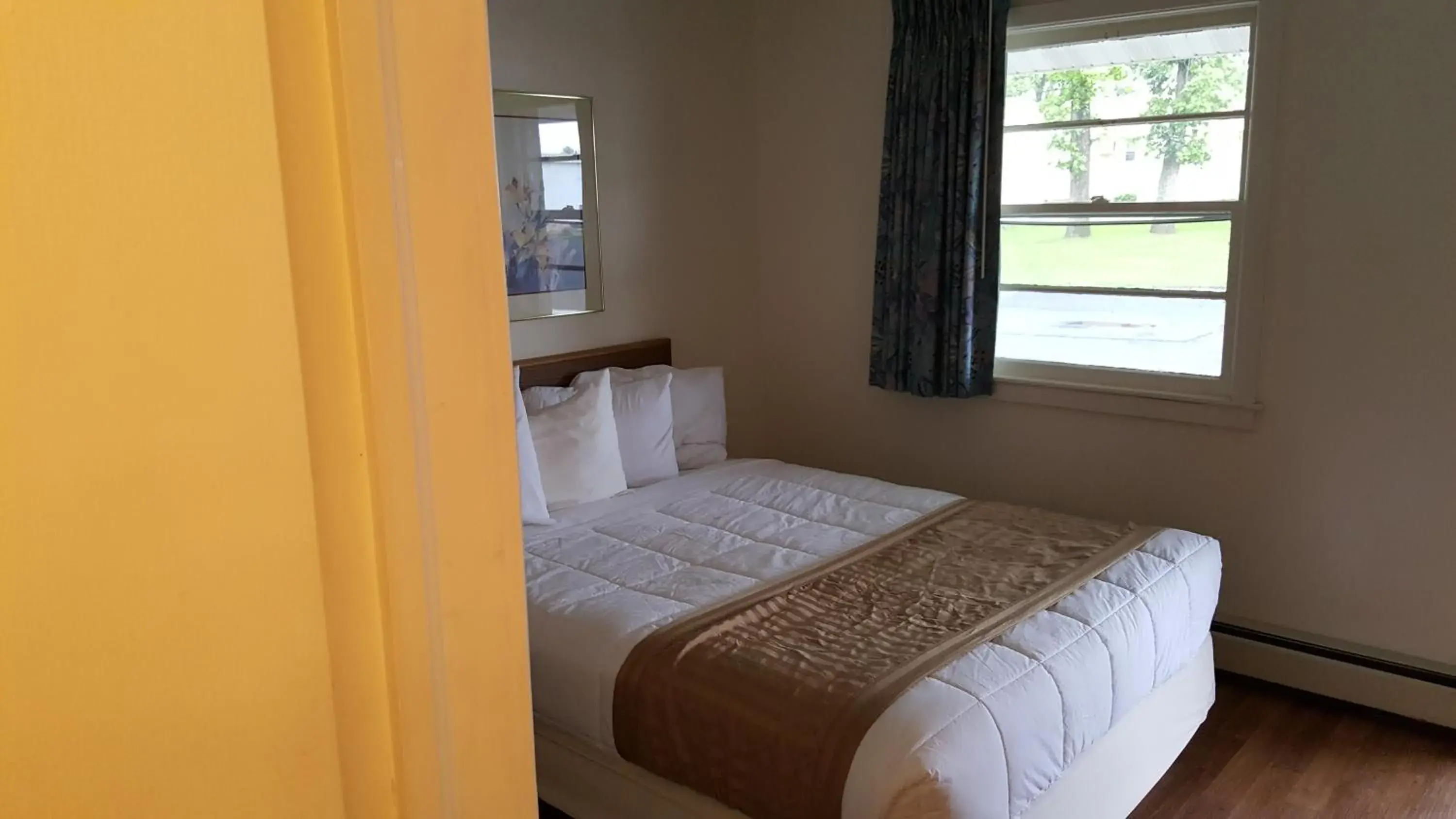 Budget Double Room in Budget Host Inn Budget Double Room in Budget Host Inn
