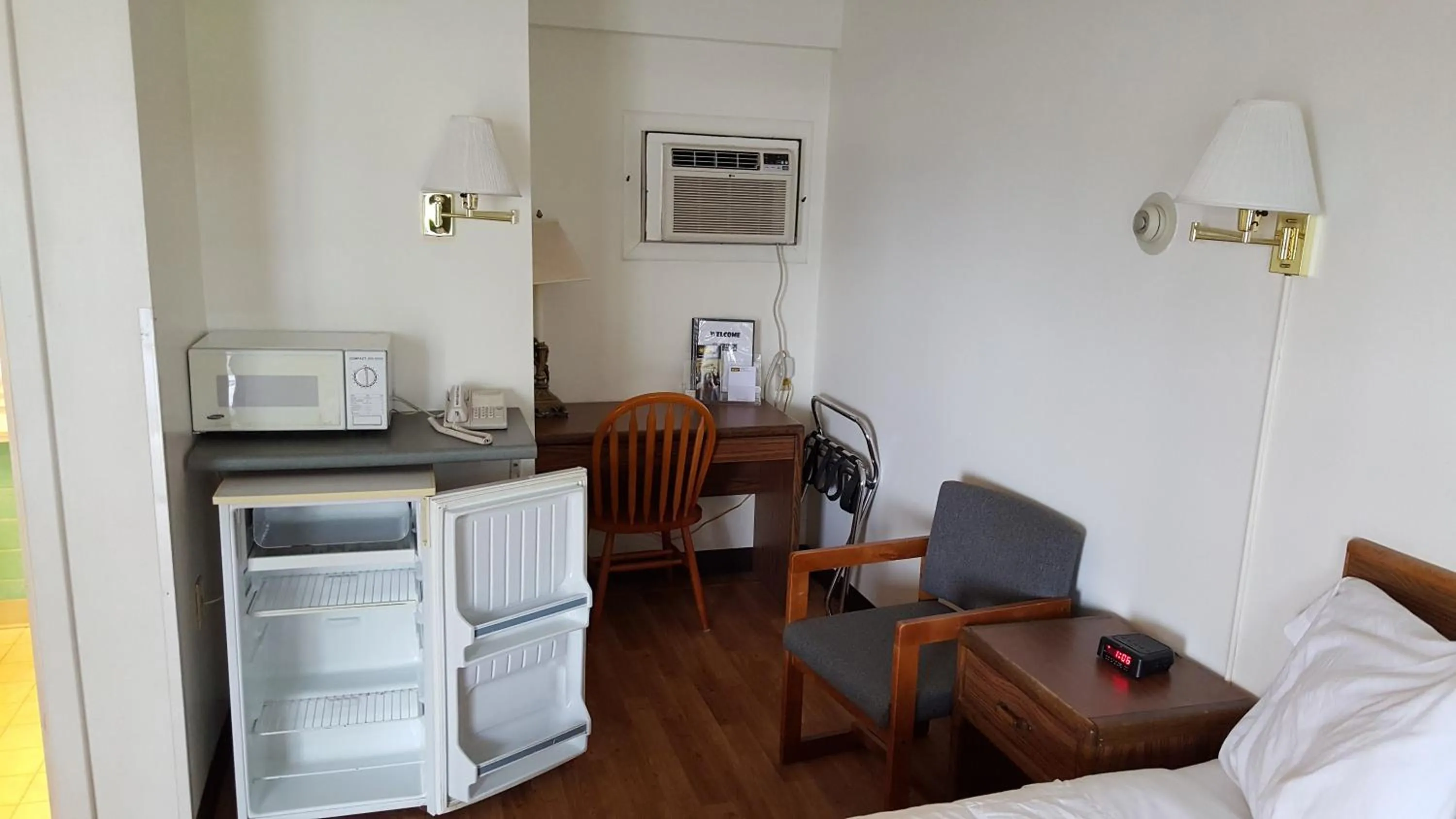 Bed in Budget Host Inn