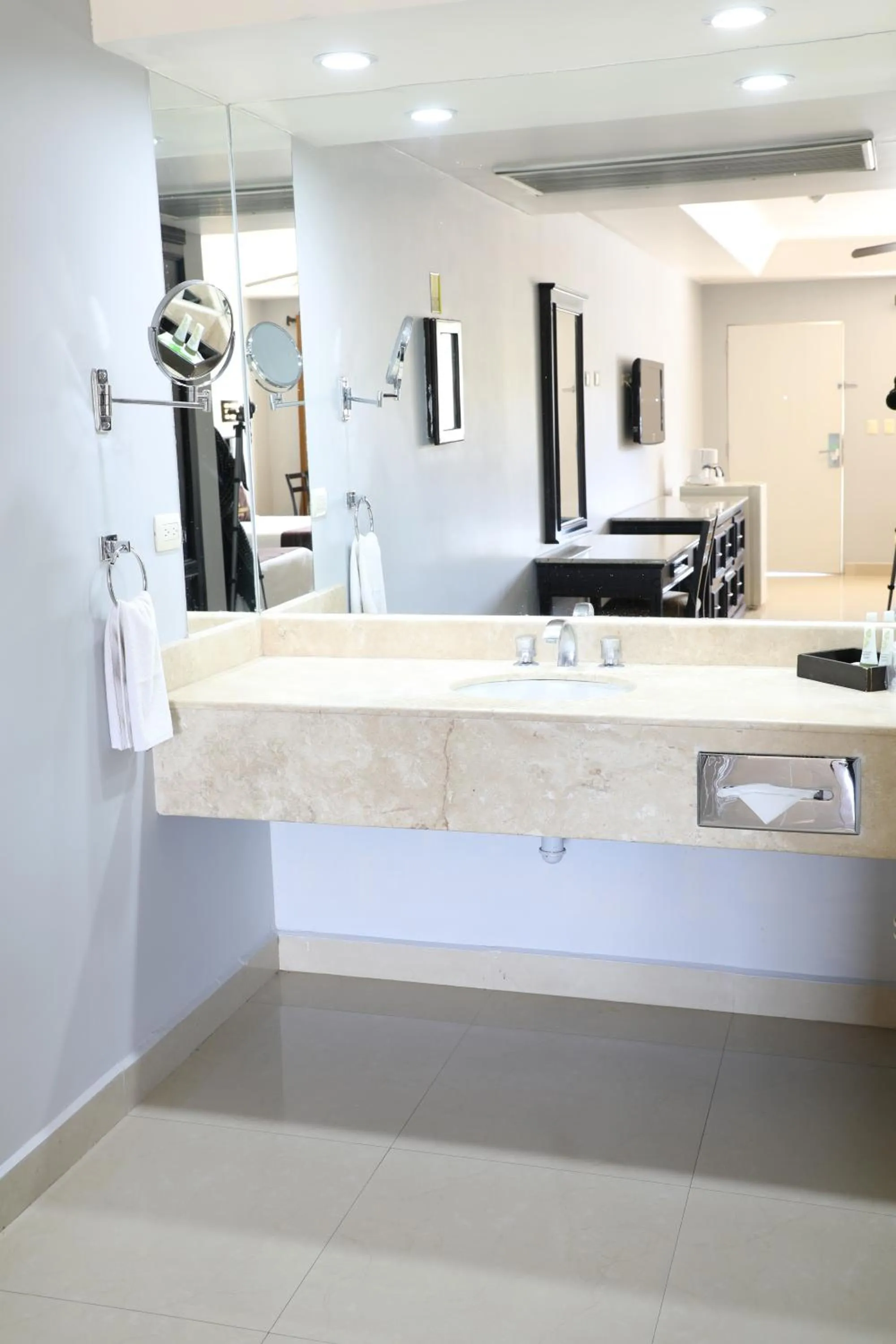 Bathroom in Hotel Santorian