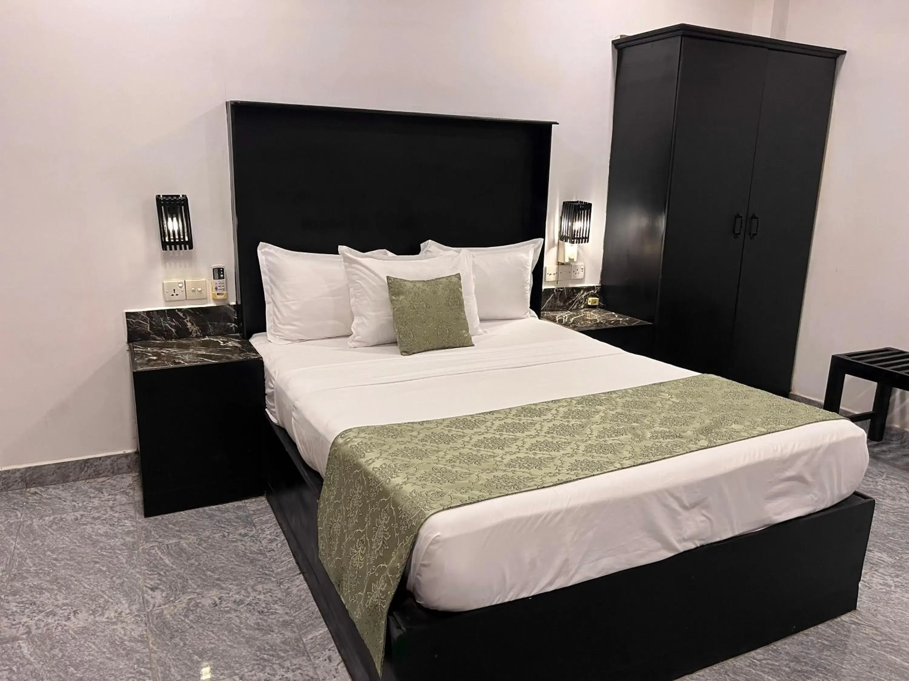 Standard Double Room in Sundaras Family Suites Standard Double Room in Sundaras Family Suites