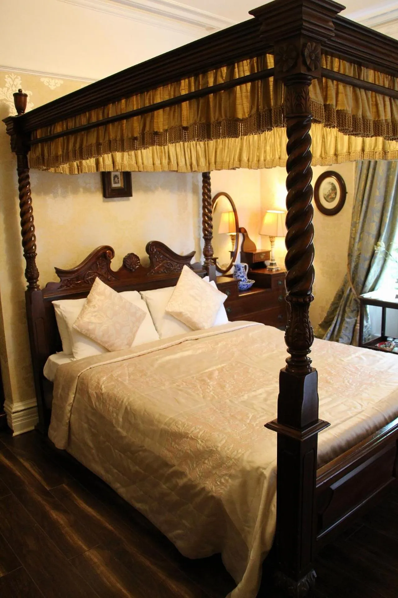 Bedroom, Bed in Innisfree House