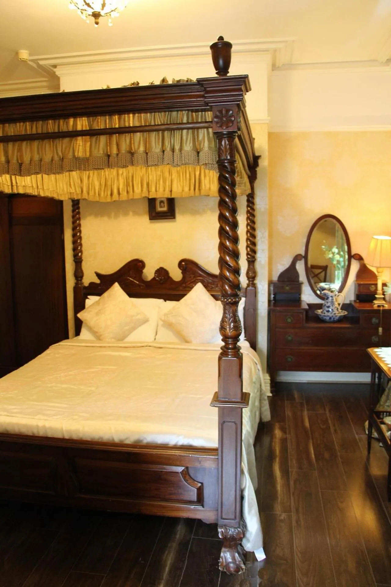 Bedroom, Bed in Innisfree House