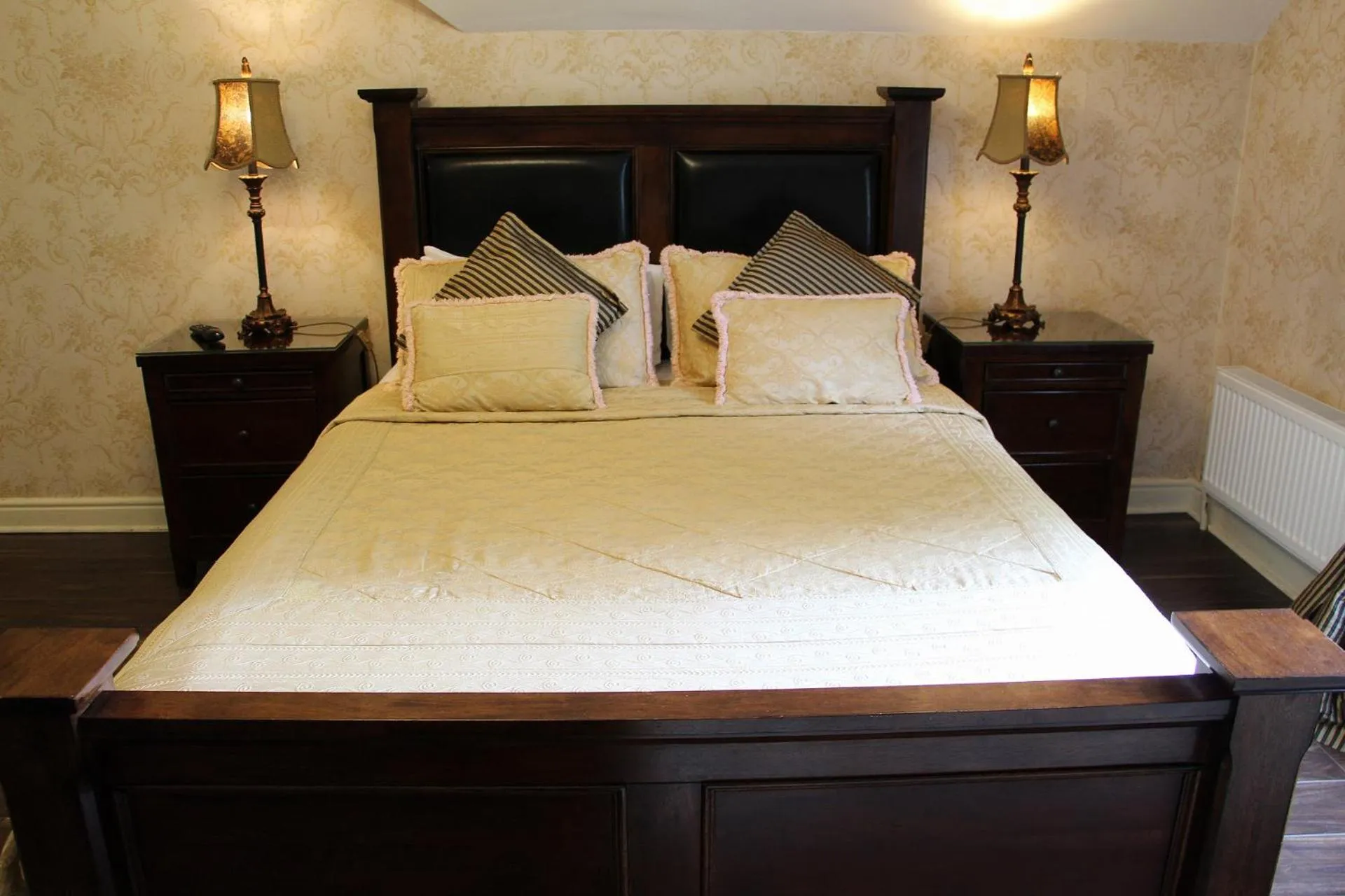 Bedroom, Bed in Innisfree House