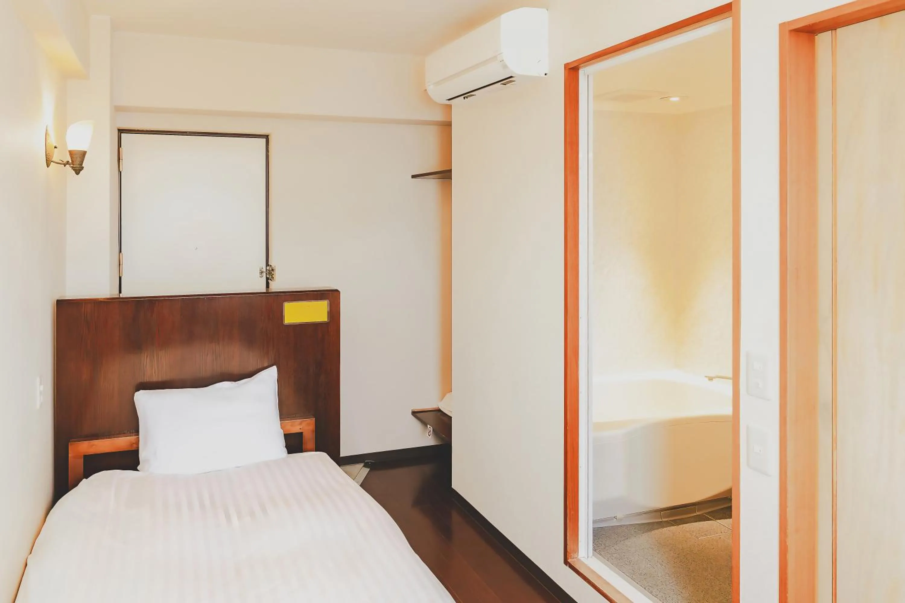 Photo of the whole room, Bed in Van Cort Landt Hotel