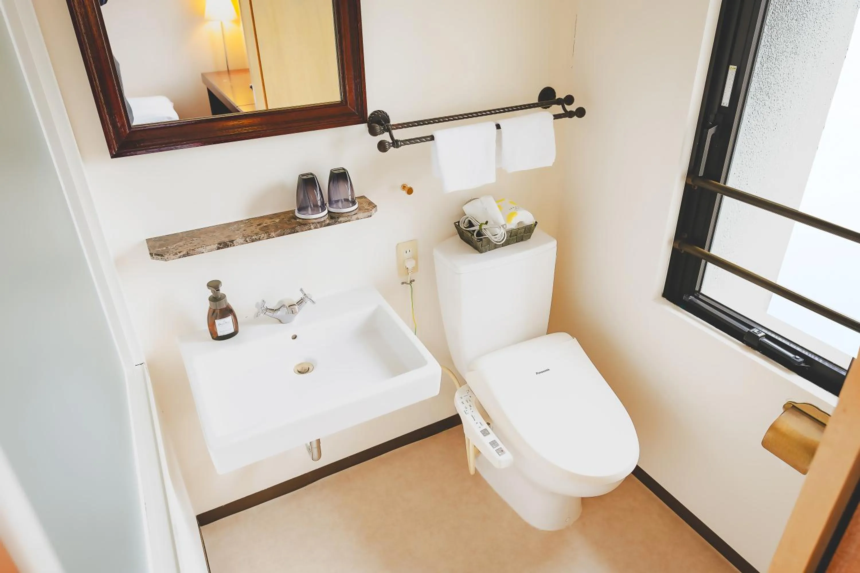 Bathroom in Van Cort Landt Hotel