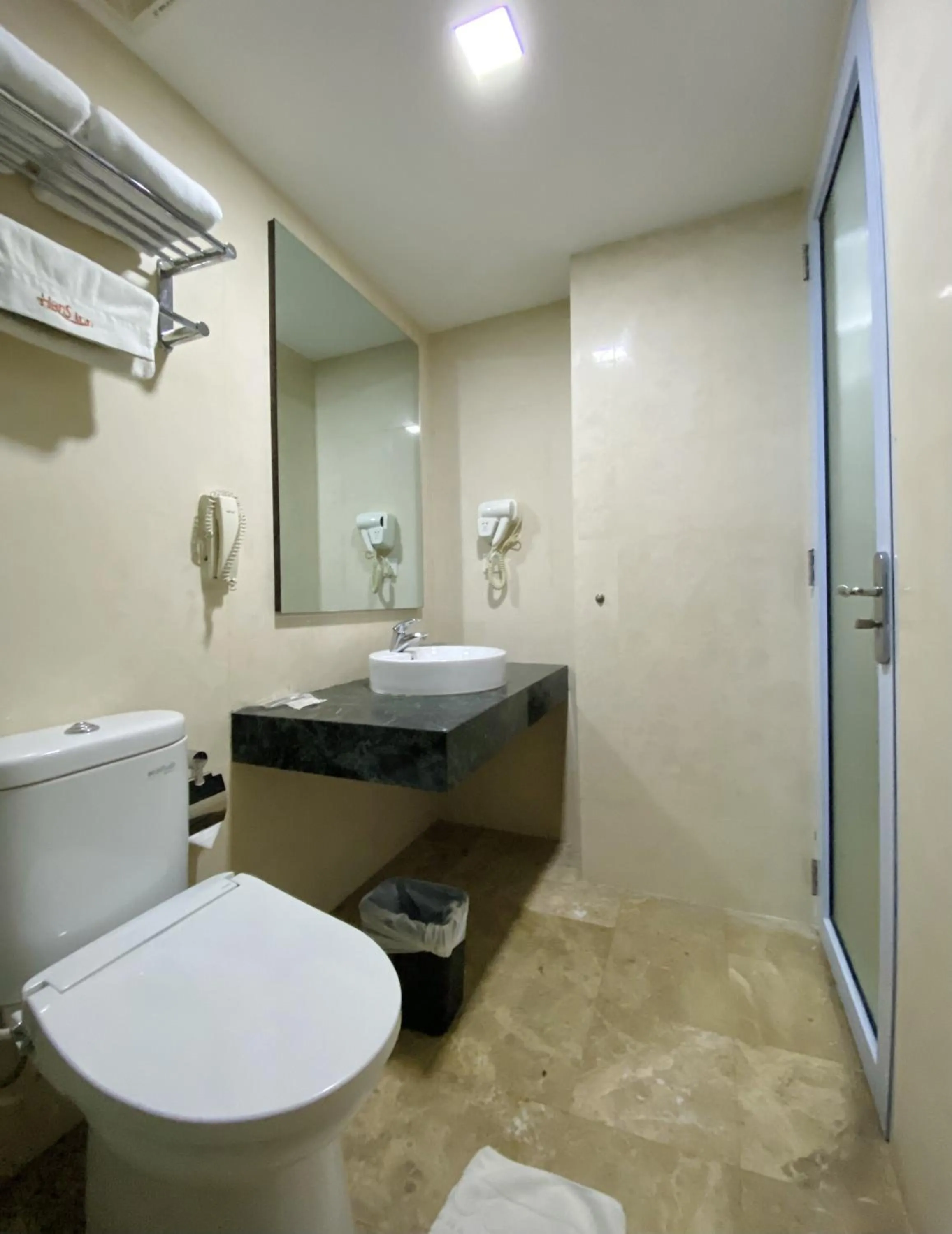 Shower in Hans Inn Batam