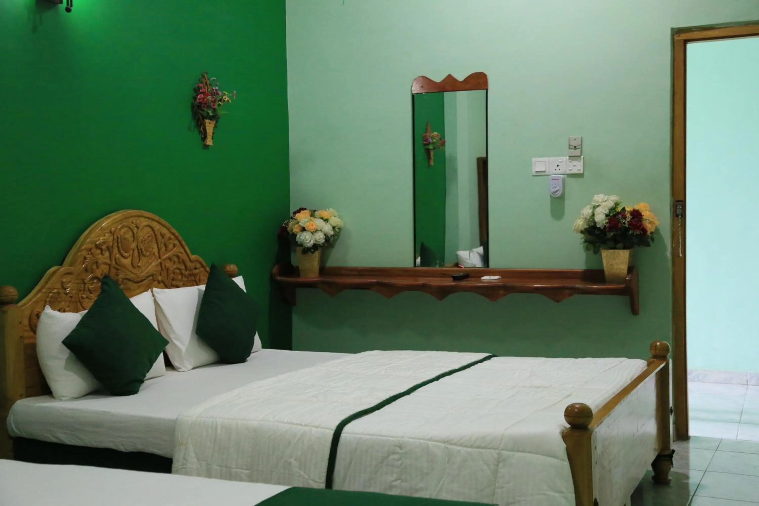 Bedroom, Bed in Kings Hotel Restaurant and Bar