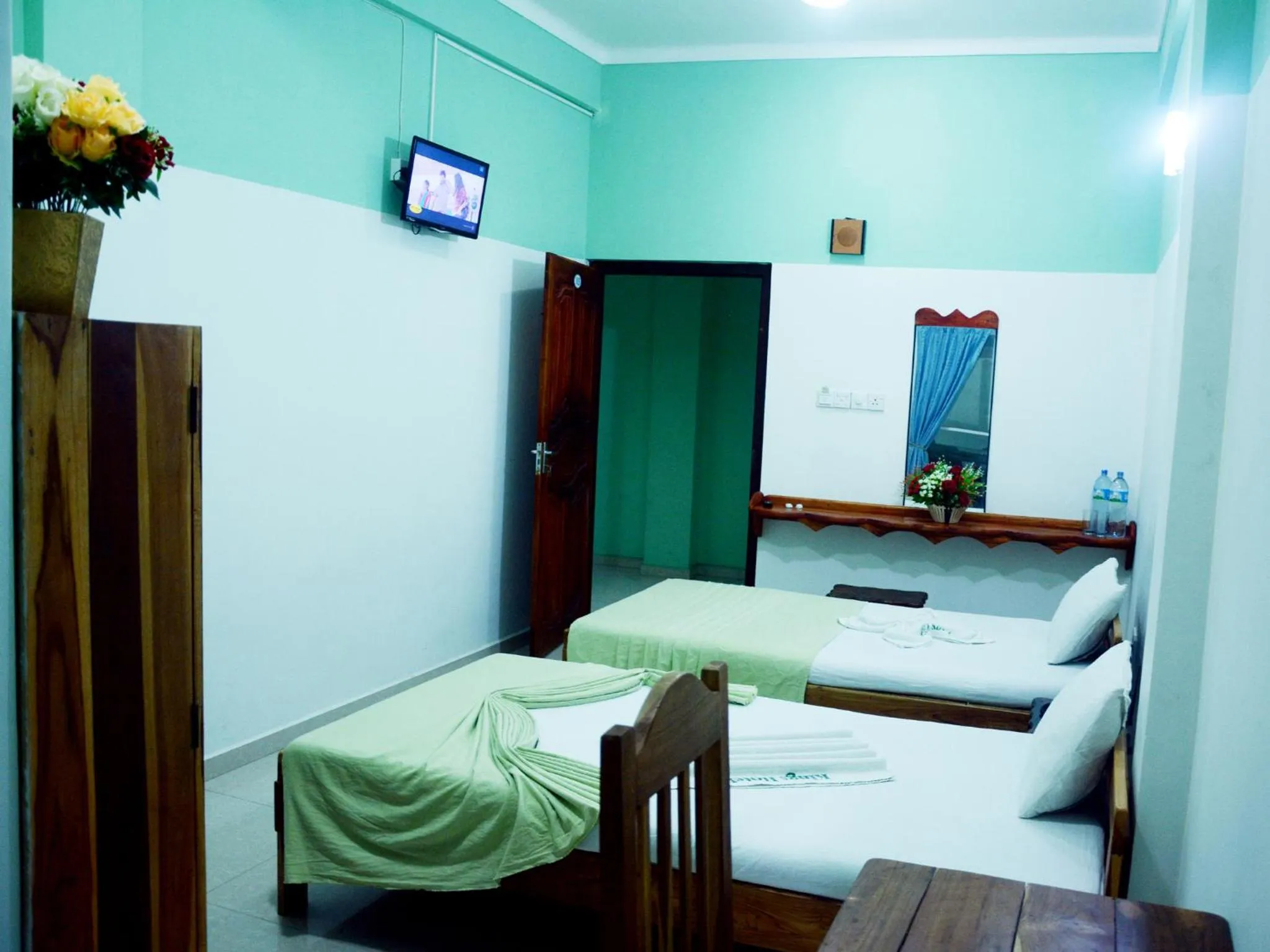 Photo of the whole room, Bed in Kings Hotel Restaurant and Bar