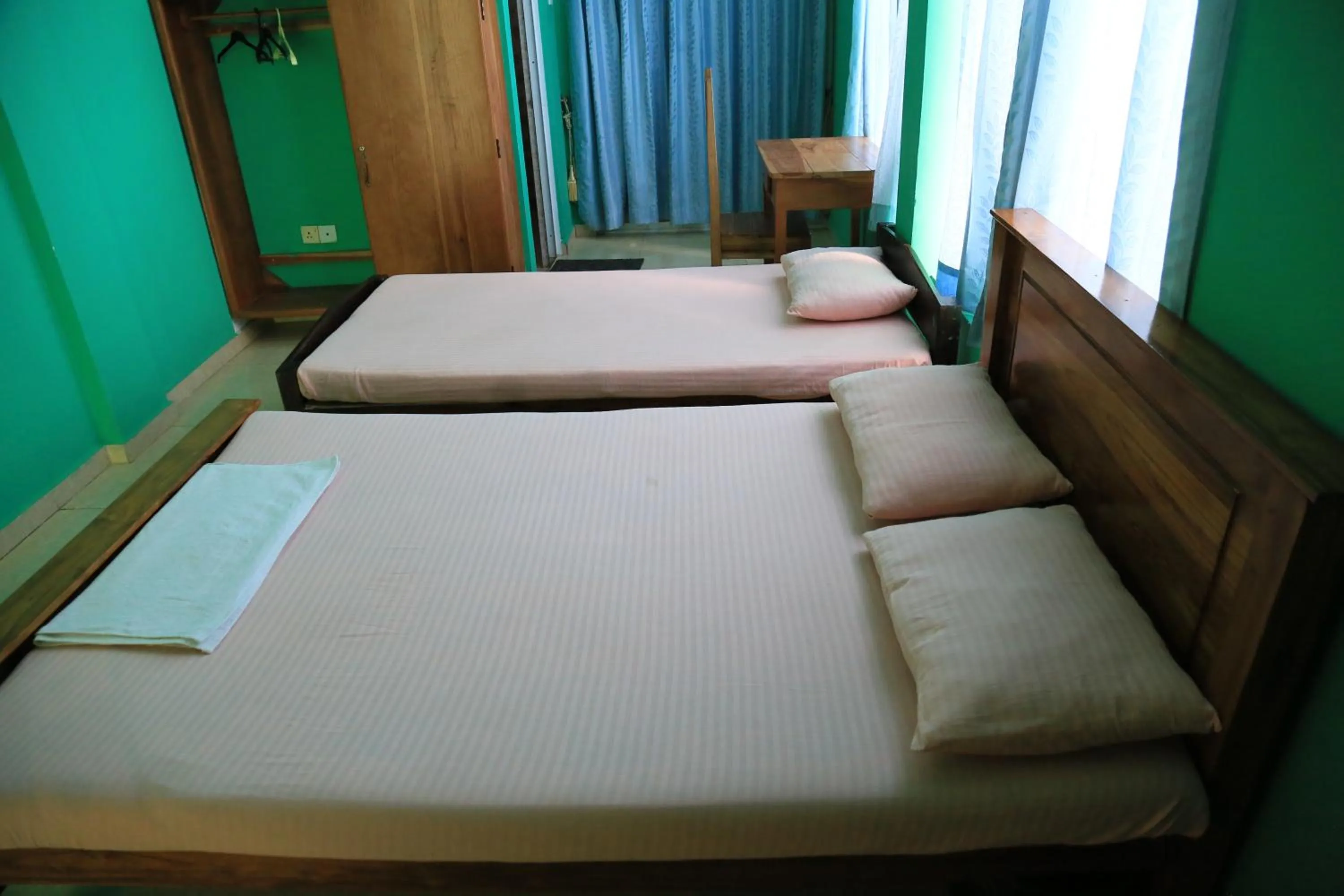 Bedroom, Bed in Kings Hotel Restaurant and Bar