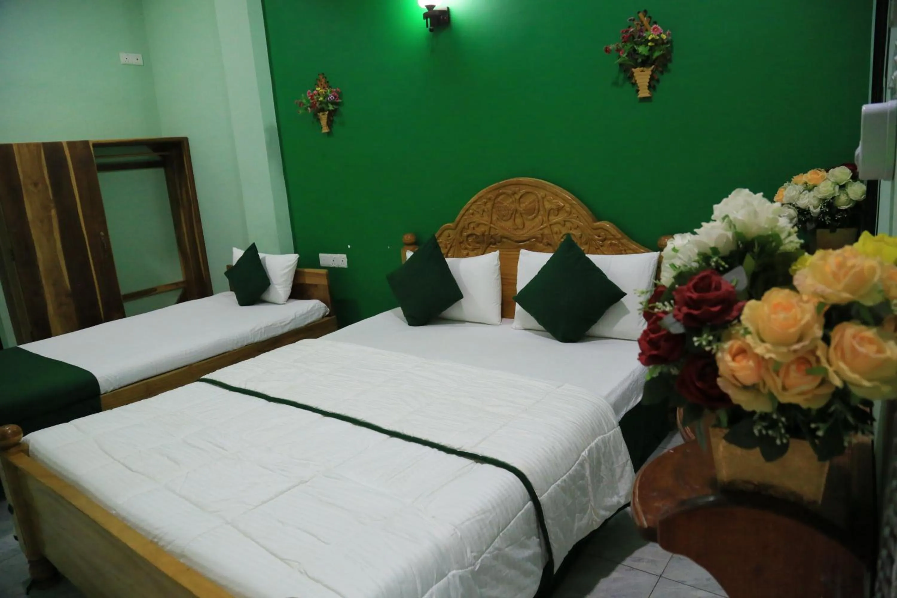 Bedroom, Bed in Kings Hotel Restaurant and Bar