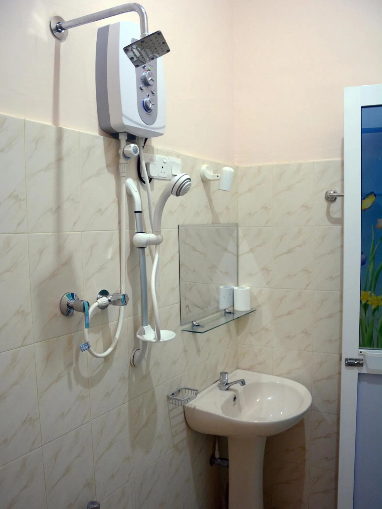 Bathroom in Kings Hotel Restaurant and Bar