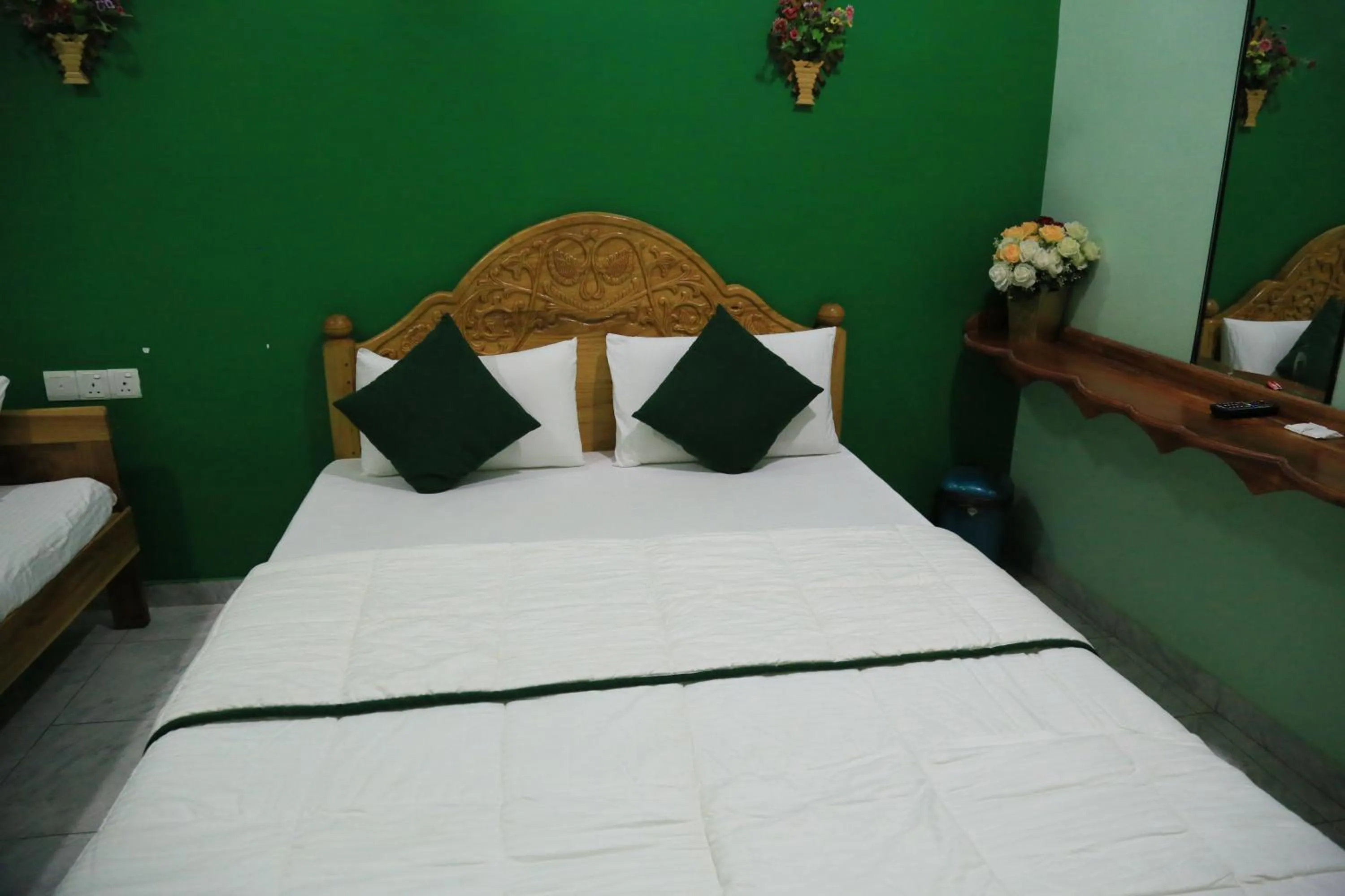 Bedroom, Bed in Kings Hotel Restaurant and Bar