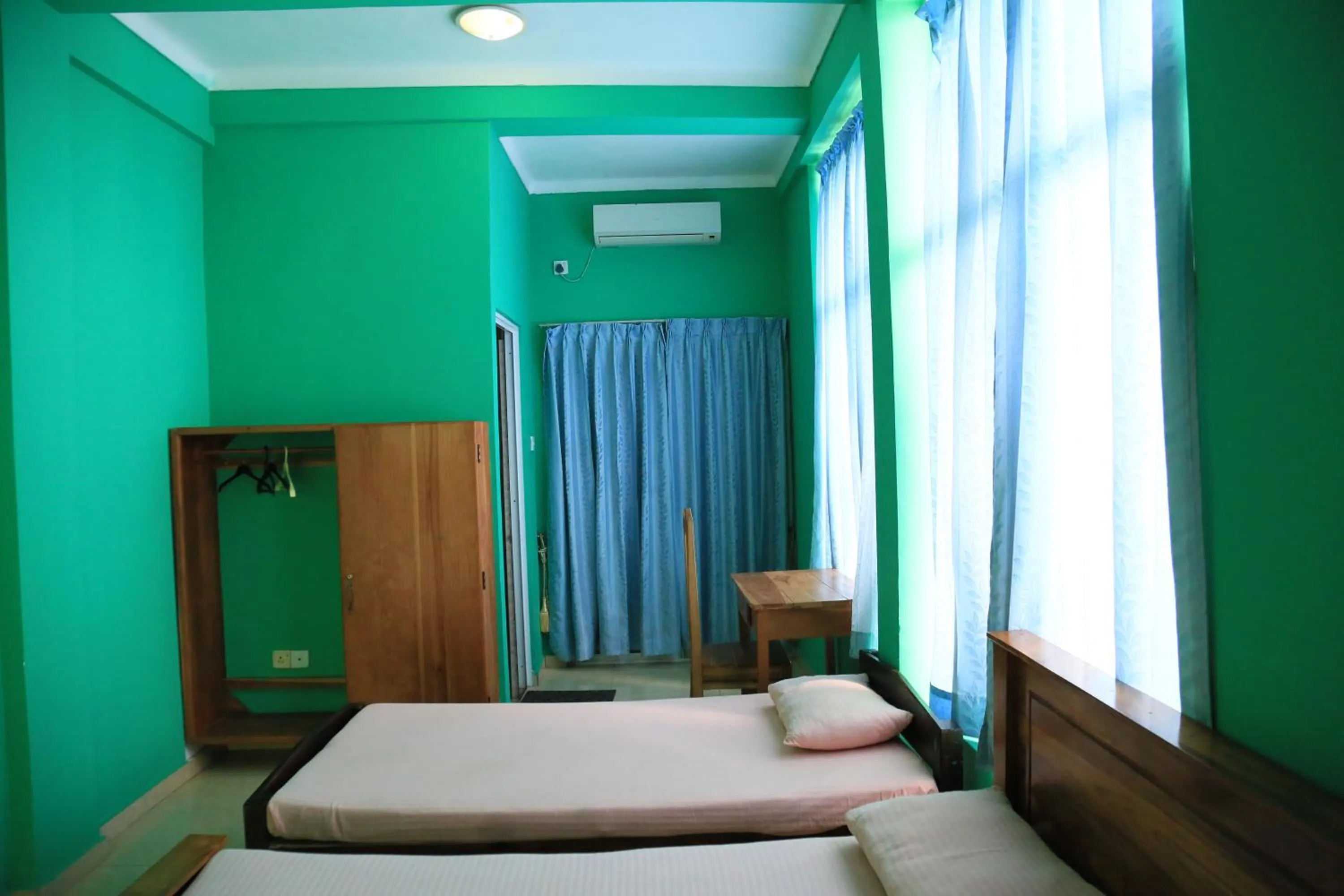 Bedroom, Bed in Kings Hotel Restaurant and Bar