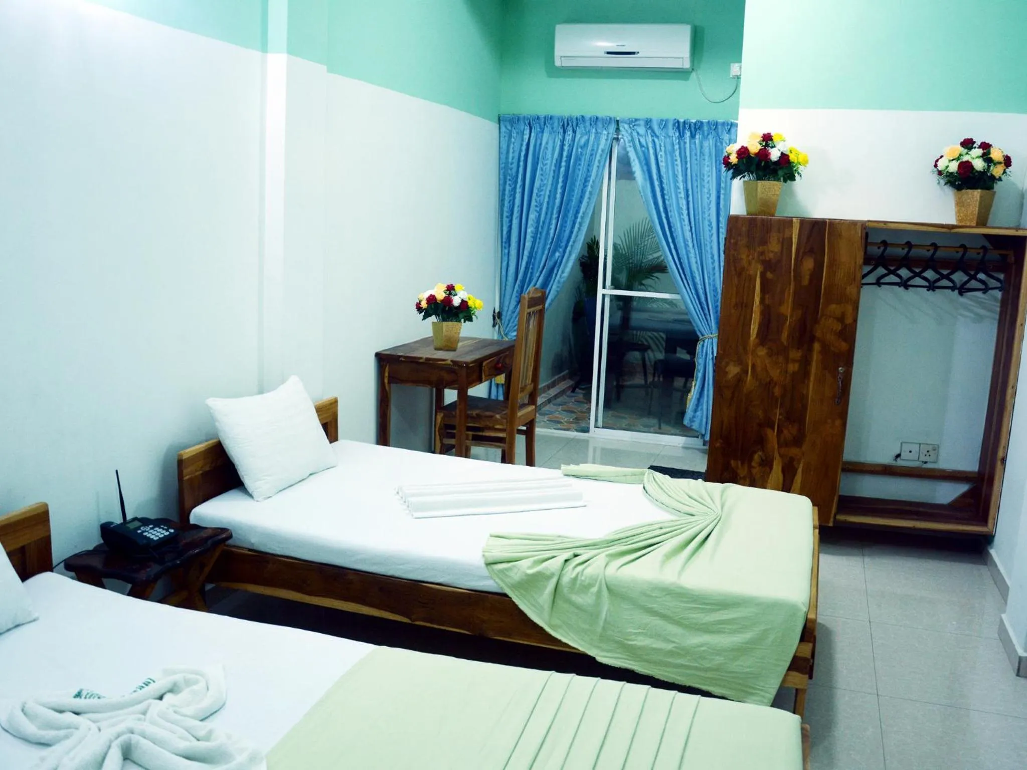 Photo of the whole room, Bed in Kings Hotel Restaurant and Bar