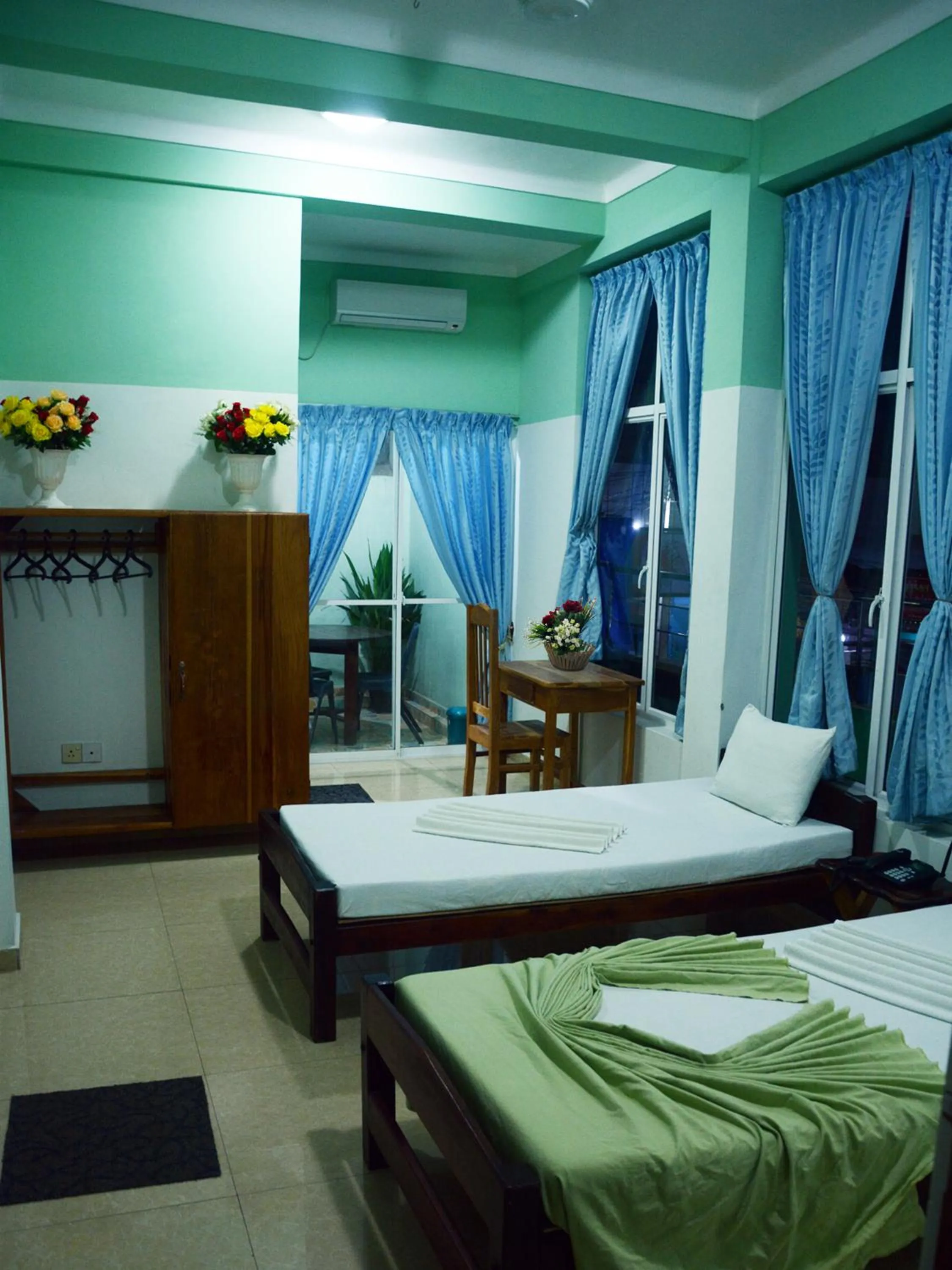 Photo of the whole room, Bed in Kings Hotel Restaurant and Bar